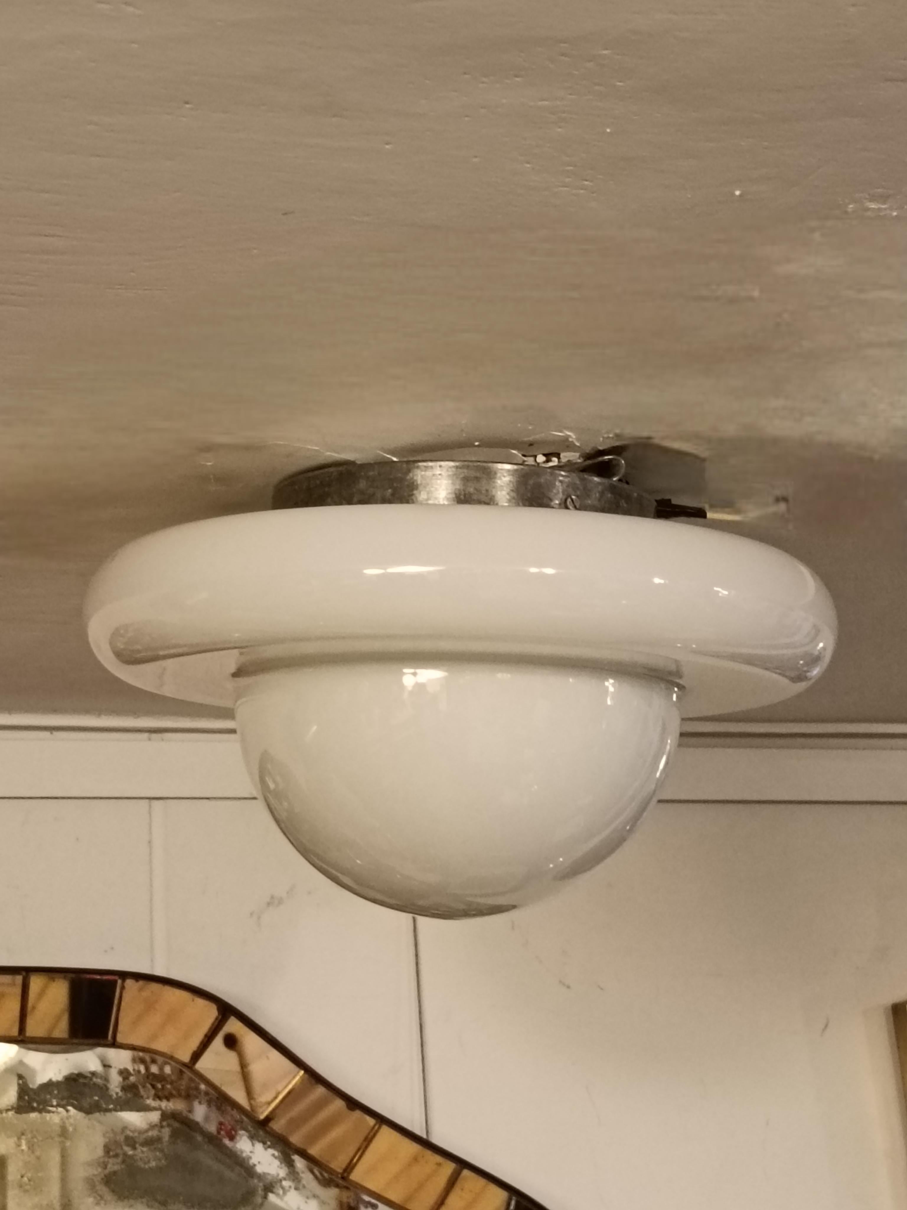 Splendida lampada da soffitto Ufo Space Age, in vetro di Murano bianco opalino lucido e base in metallo con gancio a sgancio rapido, di ottima fattura, molto scenografica e di qualità.
Ottime condizioni generali di conservazione.
Completamente