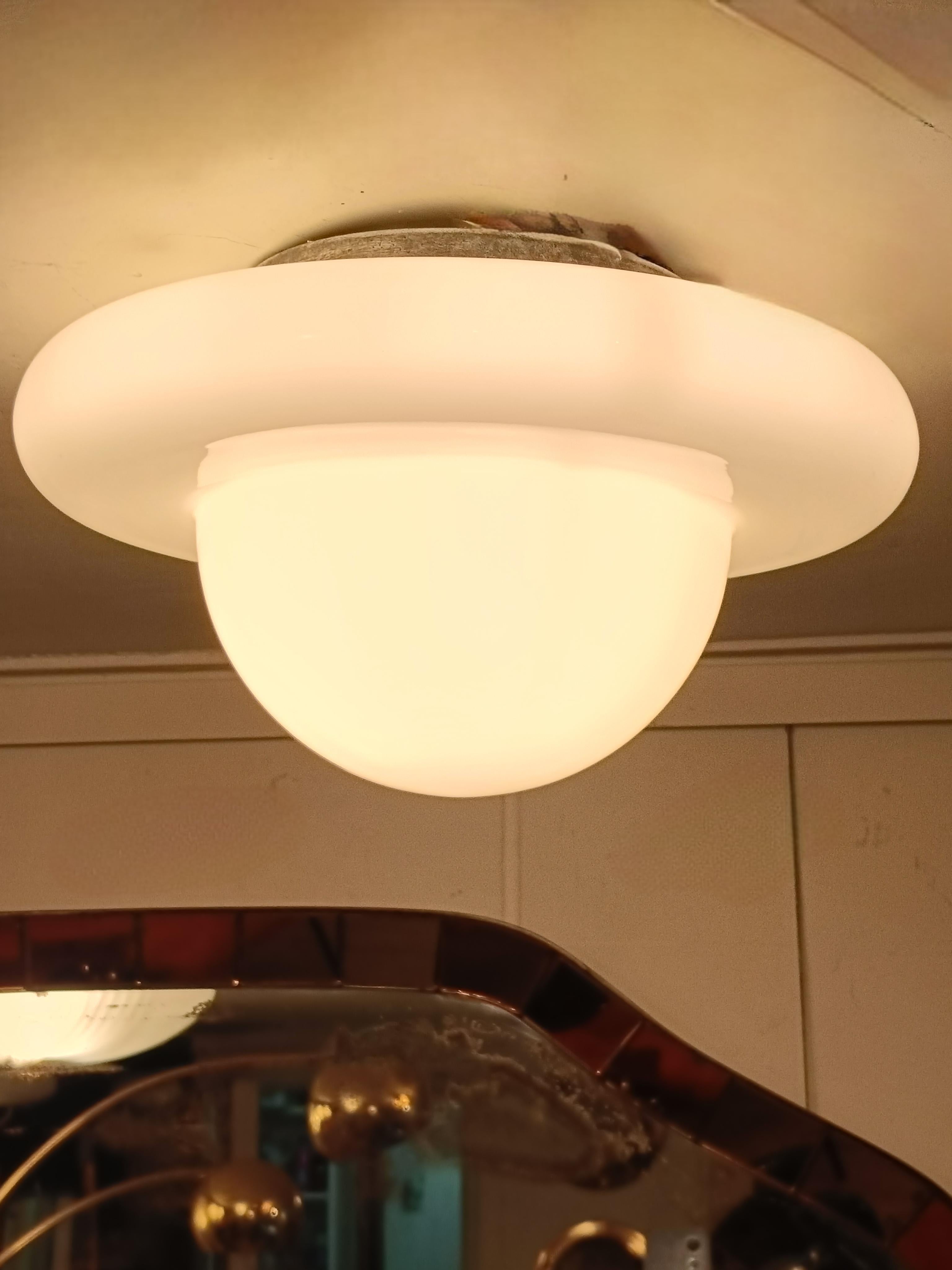 Lampada da Soffitto o da Parete Space Age in Vetro Opalino, Italia 1970s im Zustand „Gut“ im Angebot in Naples, IT