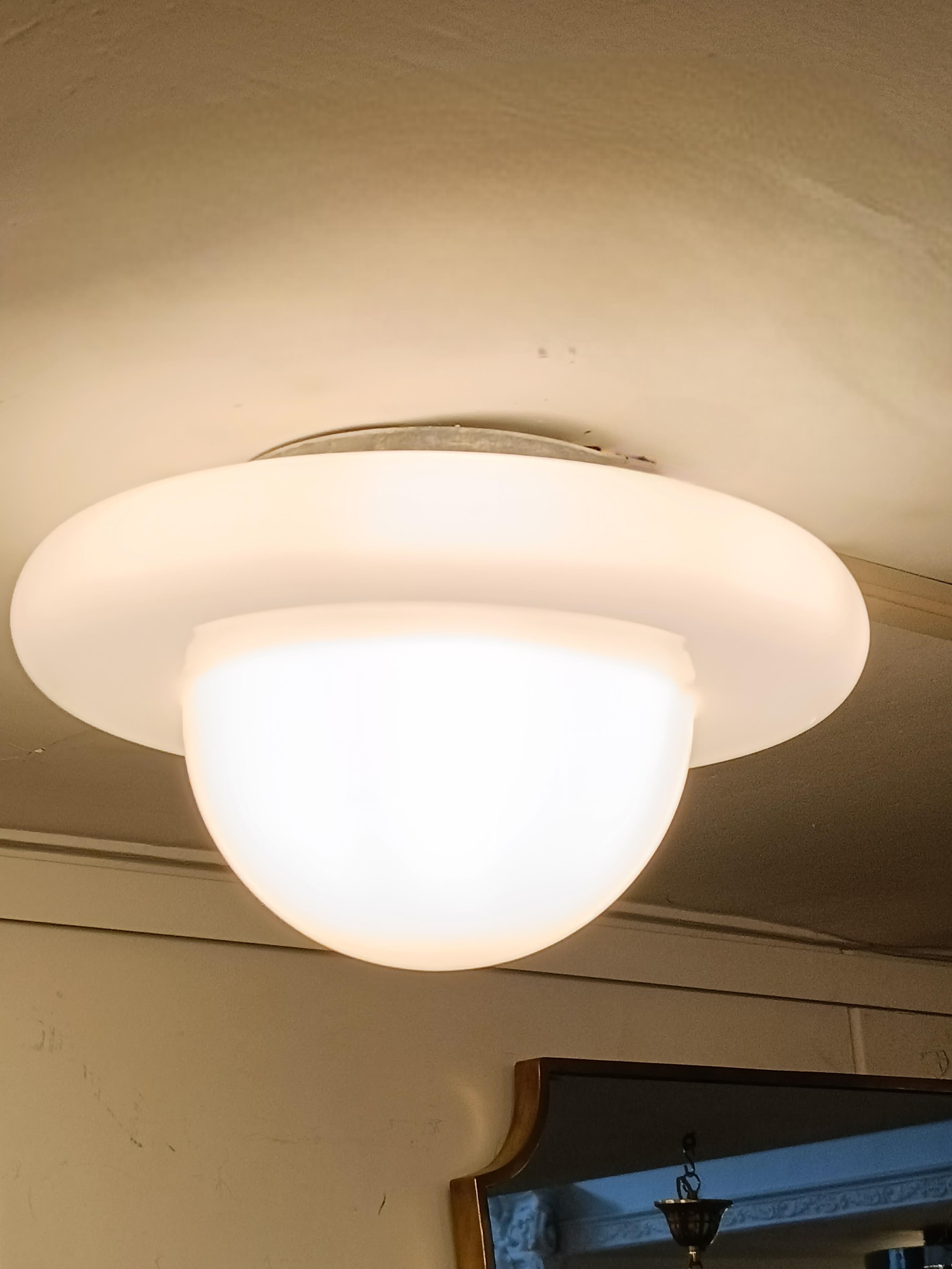 Lampada da Soffitto o da Parete Space Age in Vetro Opalino, Italia 1970s (Late 20th Century) im Angebot