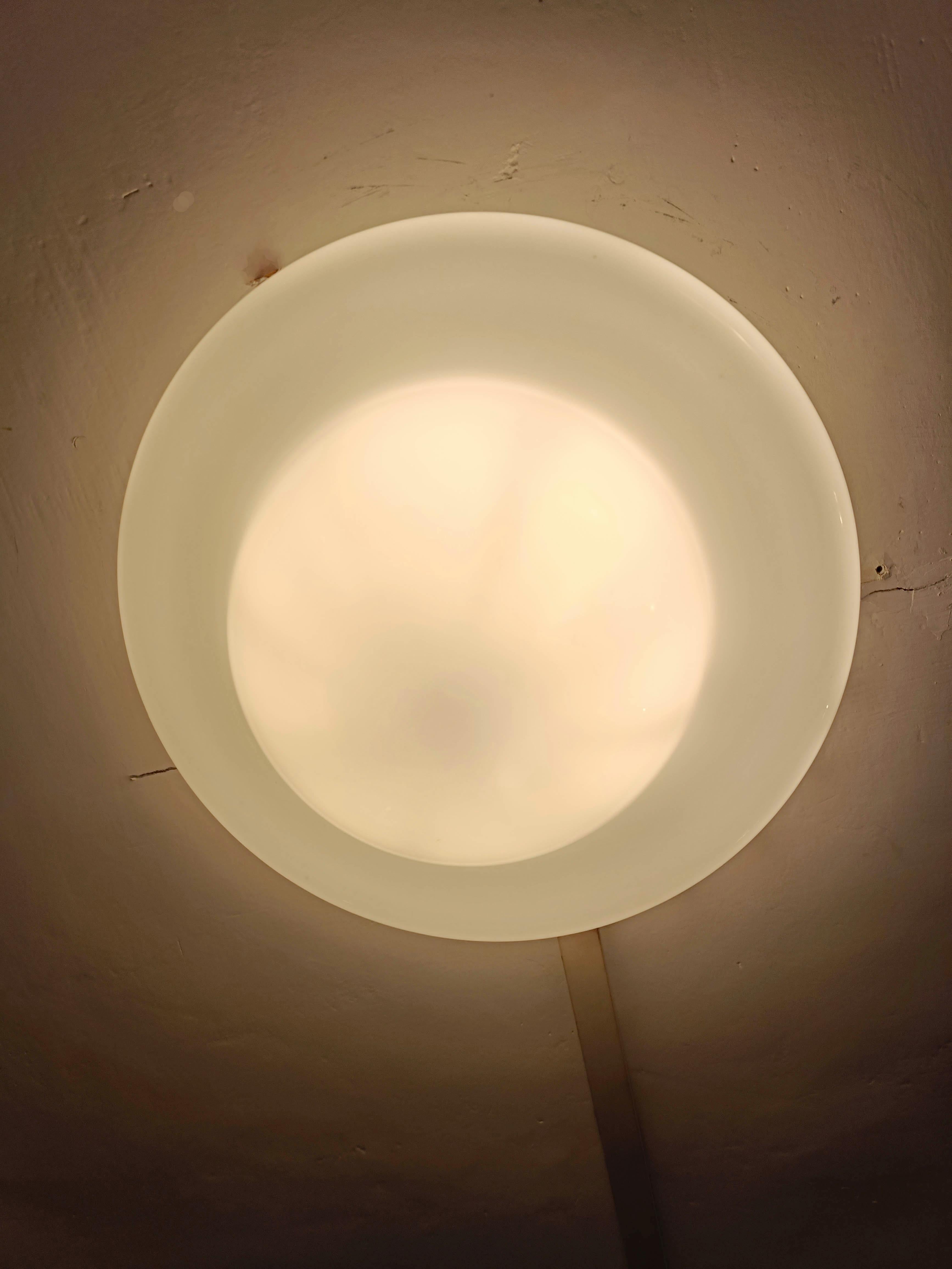 Lampada da Soffitto o da Parete Space Age in Vetro Opalino, Italia 1970s (Metall) im Angebot