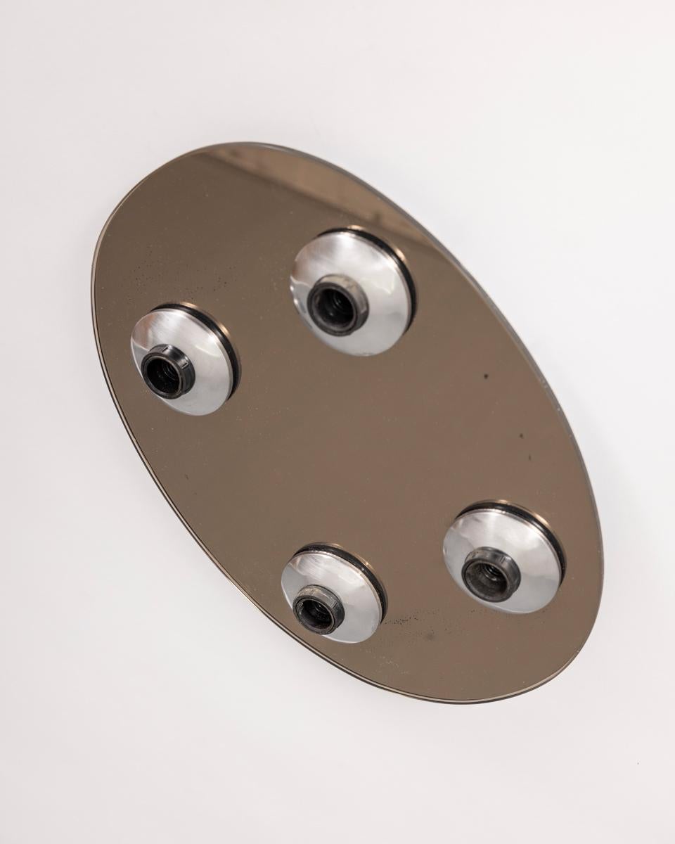 Lampada da soffitto o parete con base in vetro specchiato e inserti in metallo cromato, a quattro luci, design Italiano, anni 60.

CONDIZIONI:
In buone condizioni, funzionante, può presentare segni d'usura dati dal tempo.

DIMENSIONI:
Altezza 7 cm;