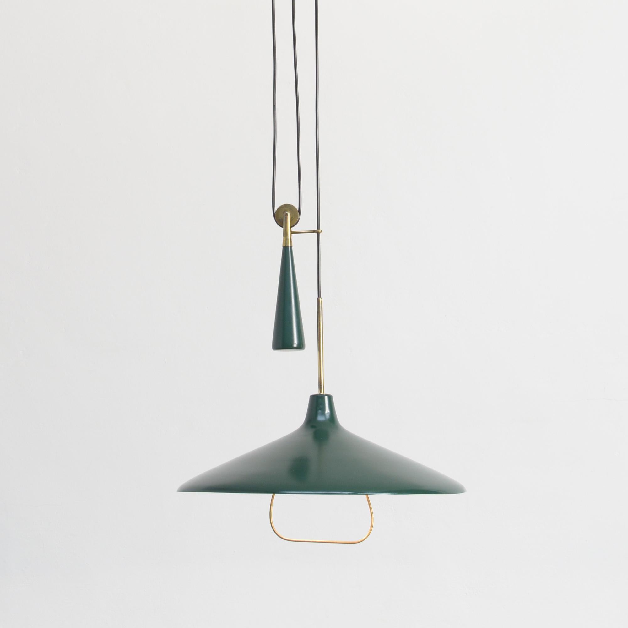This elegant ceiling pendant was designed by Angelo Lelii for Arredoluce in 1947.
The beautiful shaped diffuser in dark green lacquered aluminum is hanging on a sophisticated latch system with counterweight, that give you the possibility to hang
