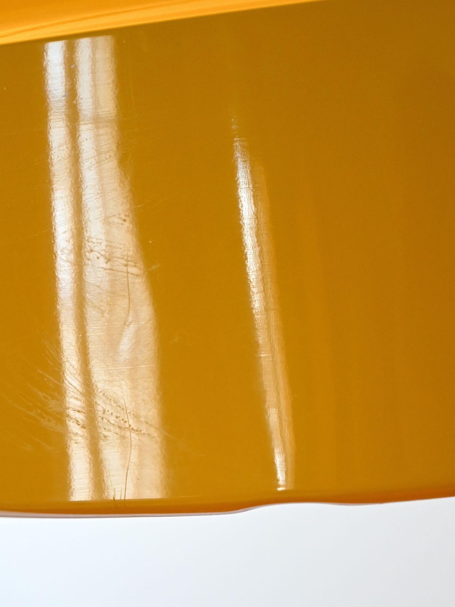 Lampe suspendue scandinave en métal laqué jaune avec intérieur blanc, caractérisée par un design sobre et ludique.

Elégant plafonnier scandinave en métal laqué jaune avec intérieur blanc, fabriqué dans les années 1960/70. Son design se distingue