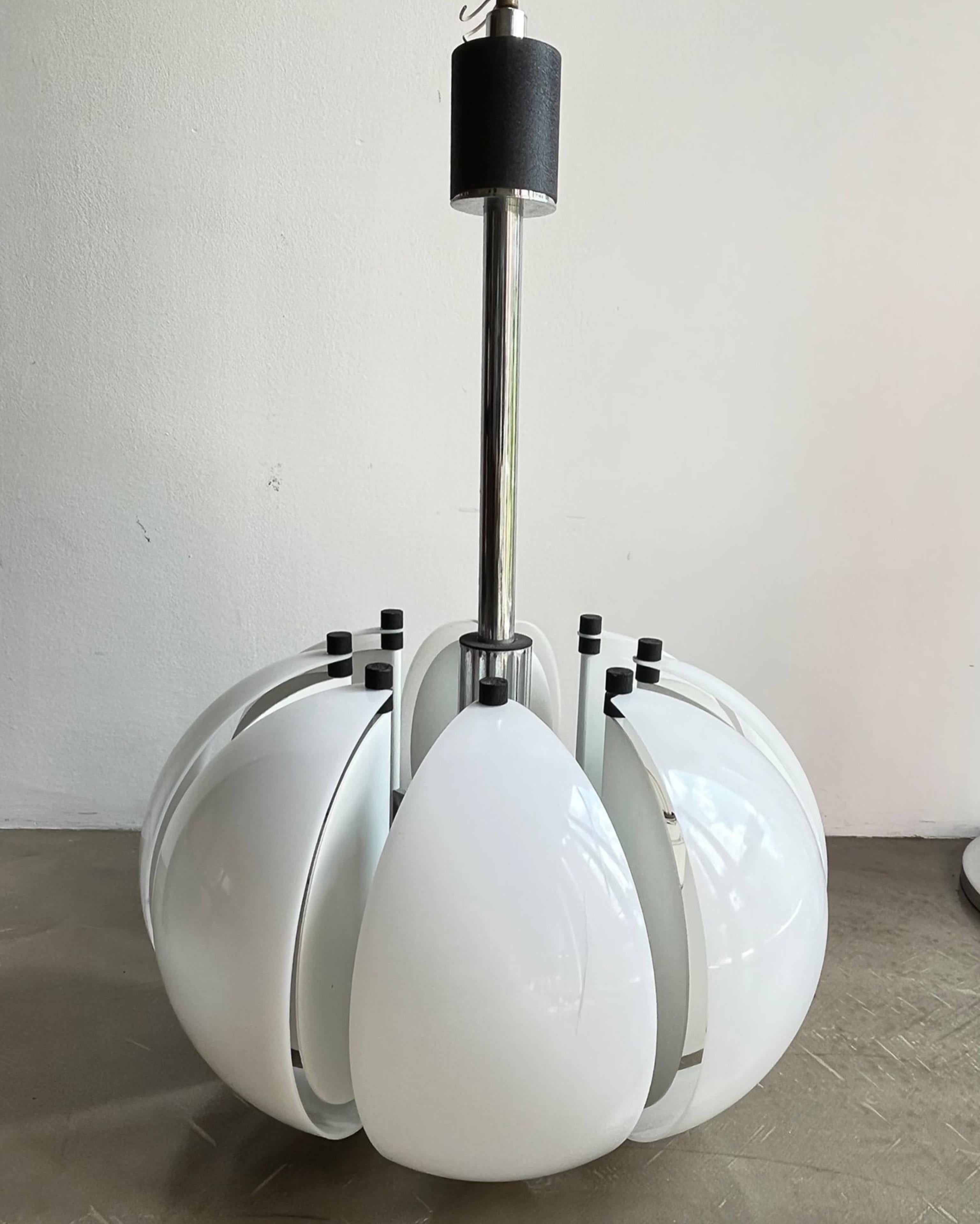 Suspension lamp, white ceiling lamp named Spicchio and born from the creativity of Danilo and Corrado Aroldi for Stilnovo in the 1970s. 

The lamp is in excellent condition, with original wiring. The frame is made of chrome-plated steel and white