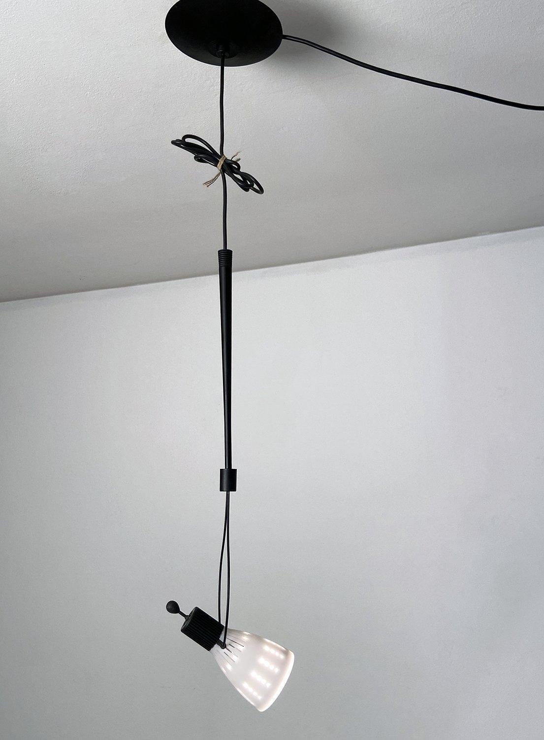 Lámpara de suspensión Nunk blanca diseñada por Carlo Forcolini y producida por Nemo en 1993.
La lámpara consta de un tubo de acero ensanchado y un marco pintado de negro, mientras que el difusor cónico es de plástico blanco resistente al calor.