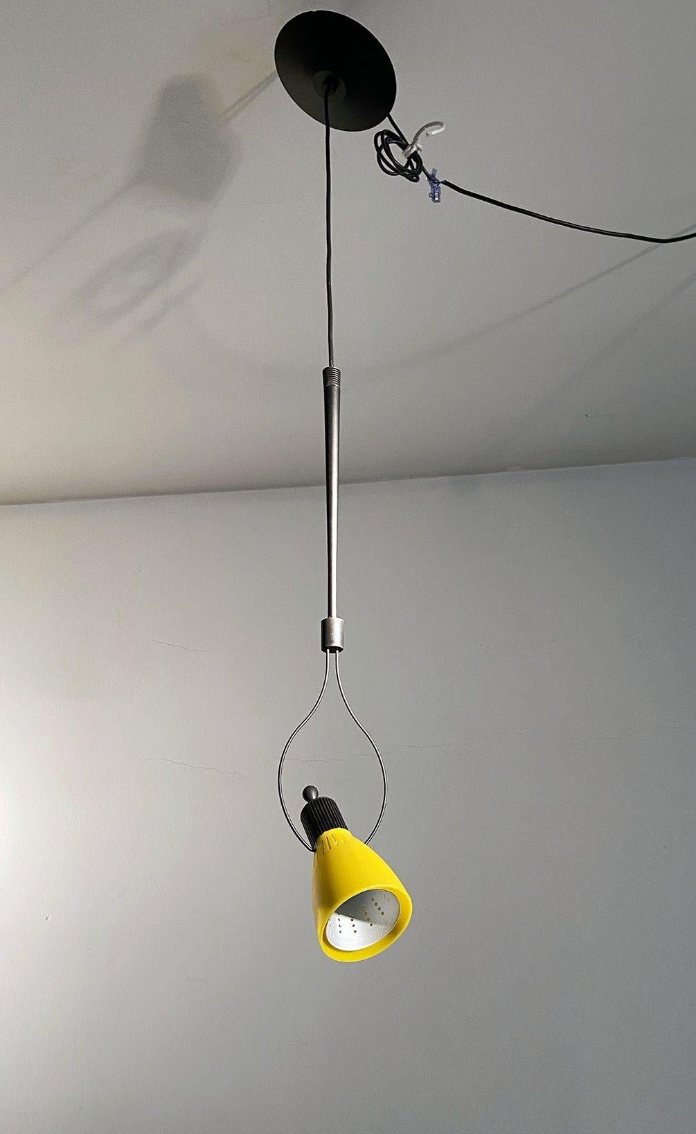 Lampada da sospensione Yellow Nunk disegnata da Carlo Forcolini e prodotta da Nemo nel 1993.
La lampada è composta da un tubo in acciaio strombato e una struttura verniciata nera, mentre il diffusore conico è realizzato in materiale plastico