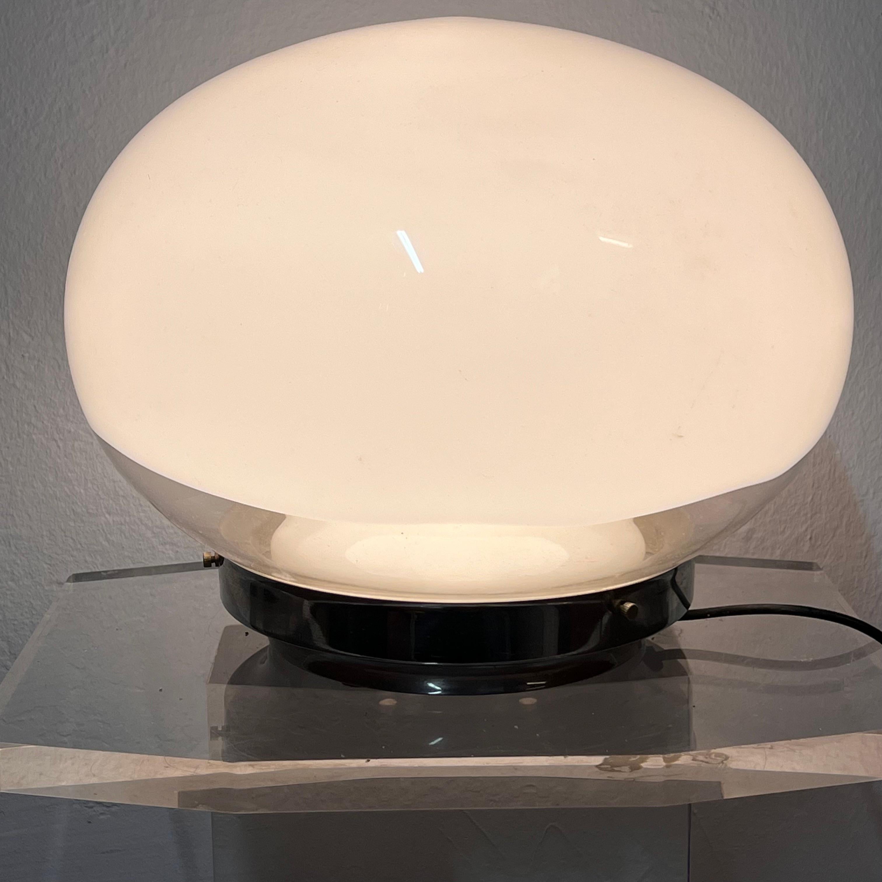 Presentiamo una splendida lampada da tavolo vintage prodotta da Mazzega negli anni ‘70, un autentico esempio del design italiano in vetro di Murano. Questa lampada è un pezzo iconico che rappresenta l’eleganza e l’artigianalità del periodo.
La