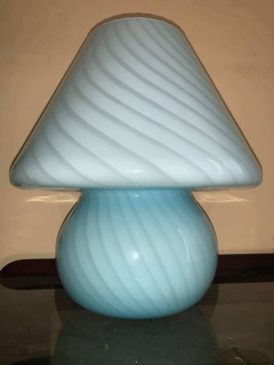 Exceptionally beautiful and large original vintage Murano glass mushroom lamp by Paolo Venini from Italy.
Large version with 38 cm / 13 inch.
Diameter: 37cm
Very well preserved.
Great patrol effect.
1 E27 version.
* The cable in this item may be