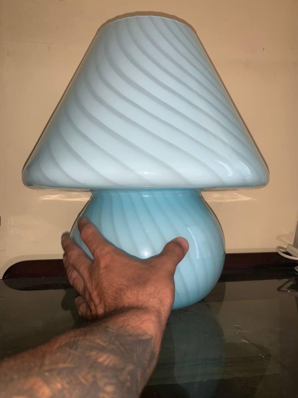 Fait main Lampe de table en forme de champignon en verre de Murano bleu, Venini Italia 1970 en vente