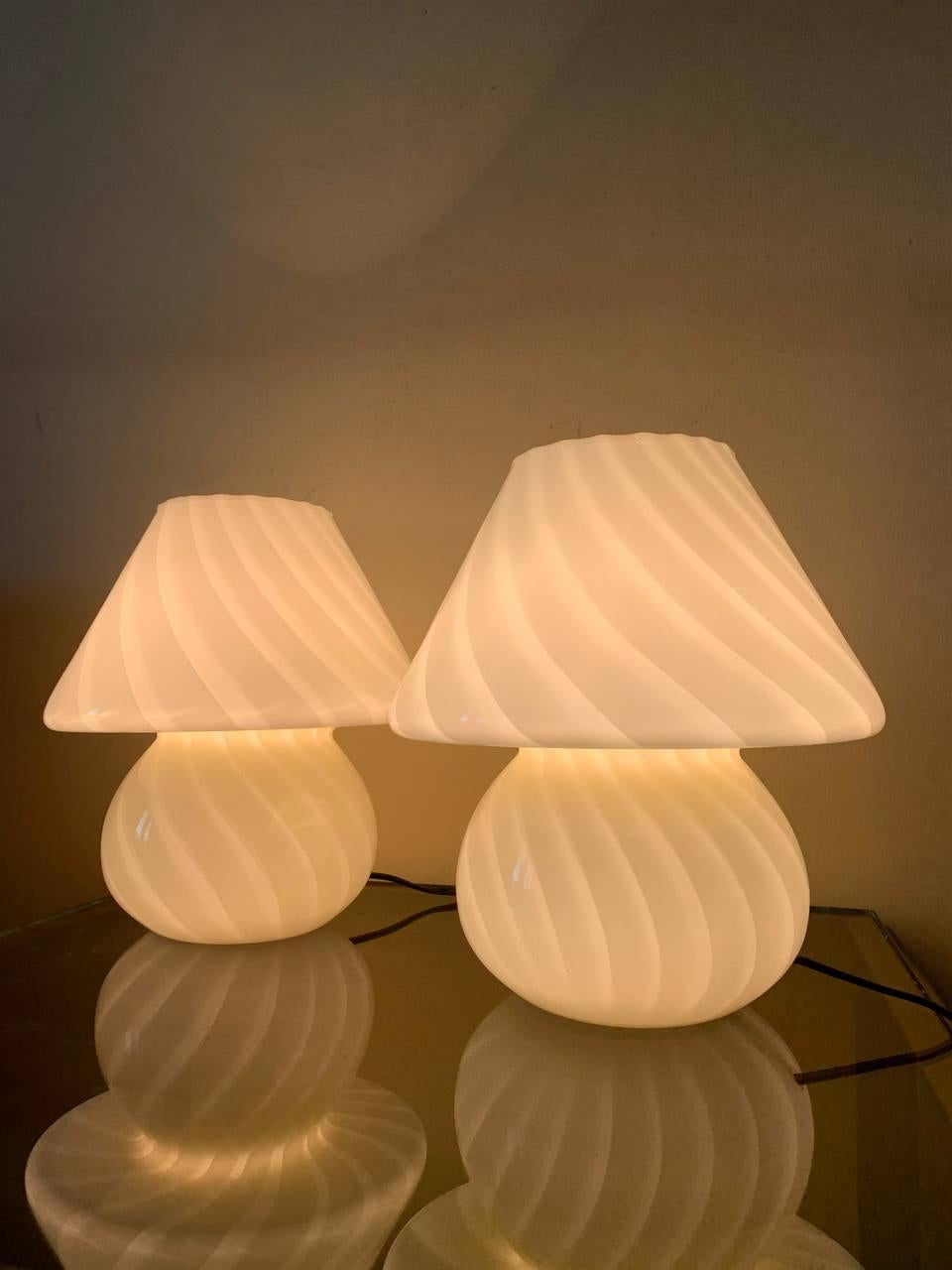 Hand-Crafted Coppia lampade da tavolo a forma di fungo Paolo Venini vetro di Murano 1970