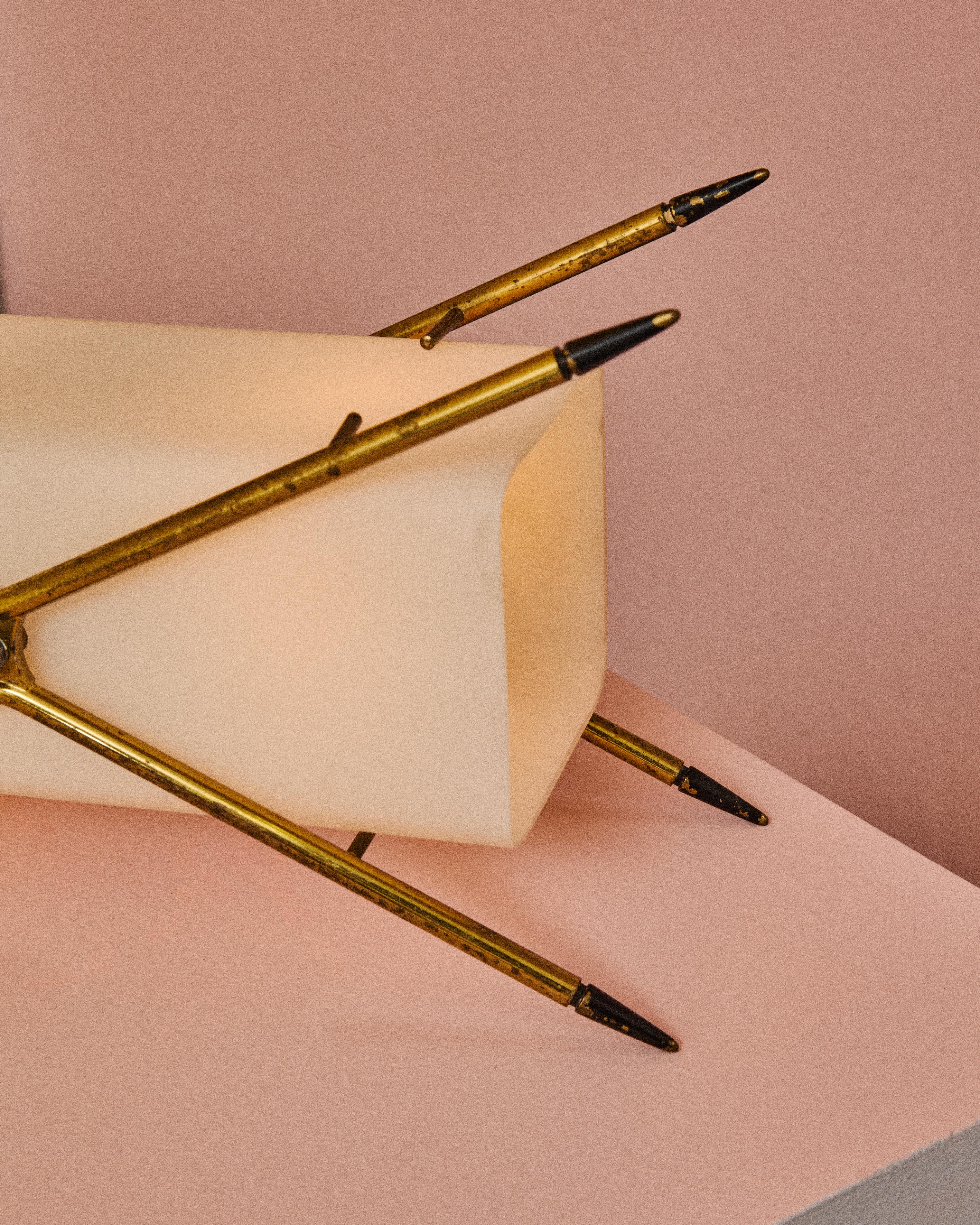 Lampada da tavolo a forma di X, design Angelo Lelii per Arredoluce, Italia Latón en venta