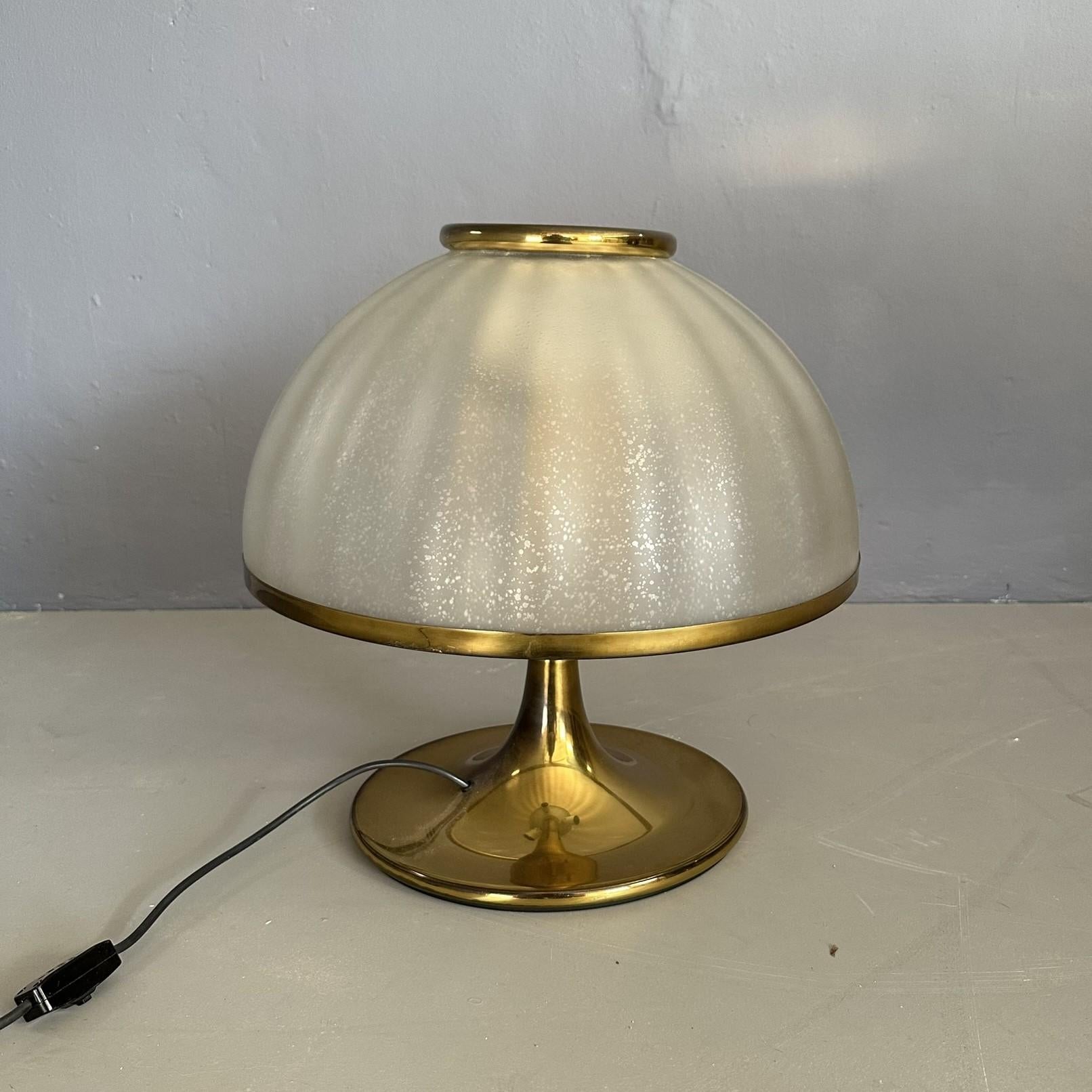 Mushroom table lamp, design by F. Fabbian, 1970s, Italian manufacturing.
The lamp has a polished brass base and stem, with a Murano glass lampshade.
The lampshade has brass elements that accompany the style of the base.
Height: 50cm
Diameter: