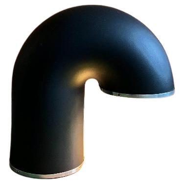 Lampada da tavolo industriale a struttura tubolare ricurva, Italia, anni ’60

Lampada da tavolo realizzata in Italia negli anni ’60. Interamente costruita in metallo con struttura ricurva a tubo, è rivestita da un materiale sintetico con effetto
