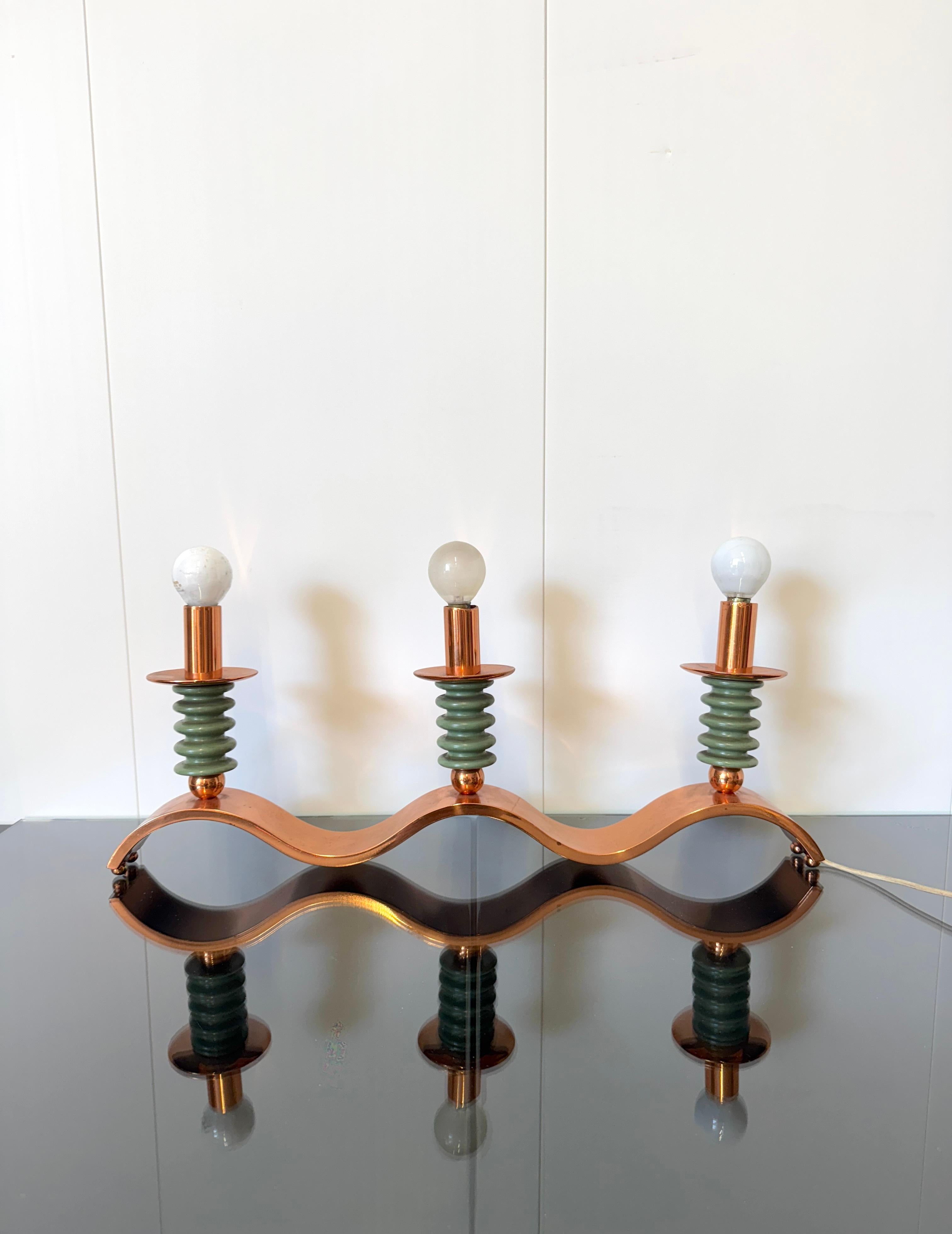 Particolare lampada da tavolo a tre luci 
Struttura in metallo e rame, particolari in ceramica
Produzione italiana anni '40