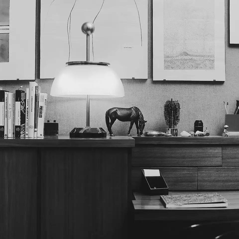 Lámpara de mesa 'Alfa' de Sergio Mazza para Artemide.   El primer proyecto de Artemide, 