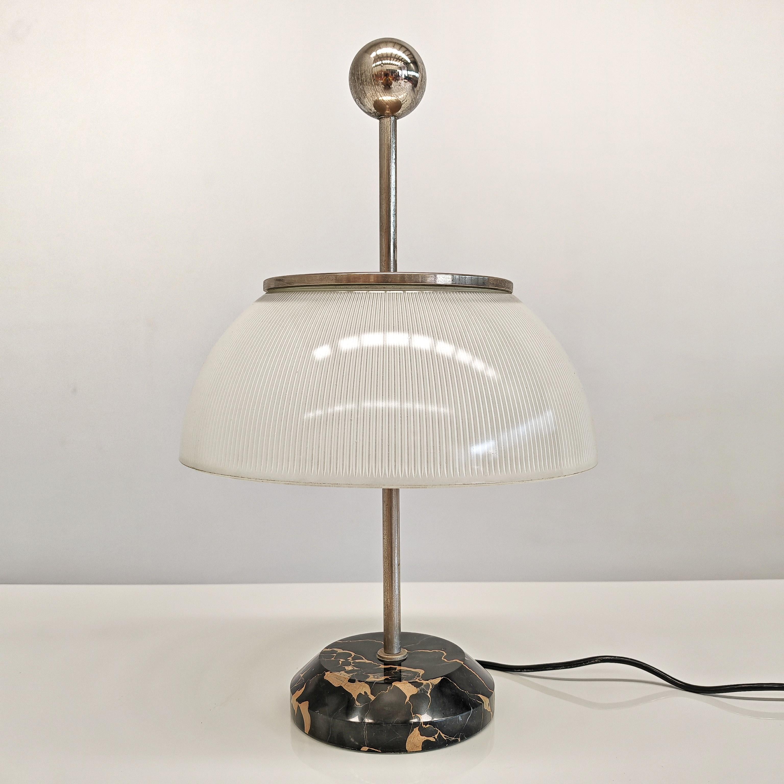 Versione originale vintage della lampada Alfa disegnata da  Sergio Mazza nel 1959 ed entrata in produzione nel 1960.

Alfa è prima storica lampada prodotta da Artemide e disegnata dal suo fondatore (insieme ad Ernesto Gismondi)

Questo esemplare è