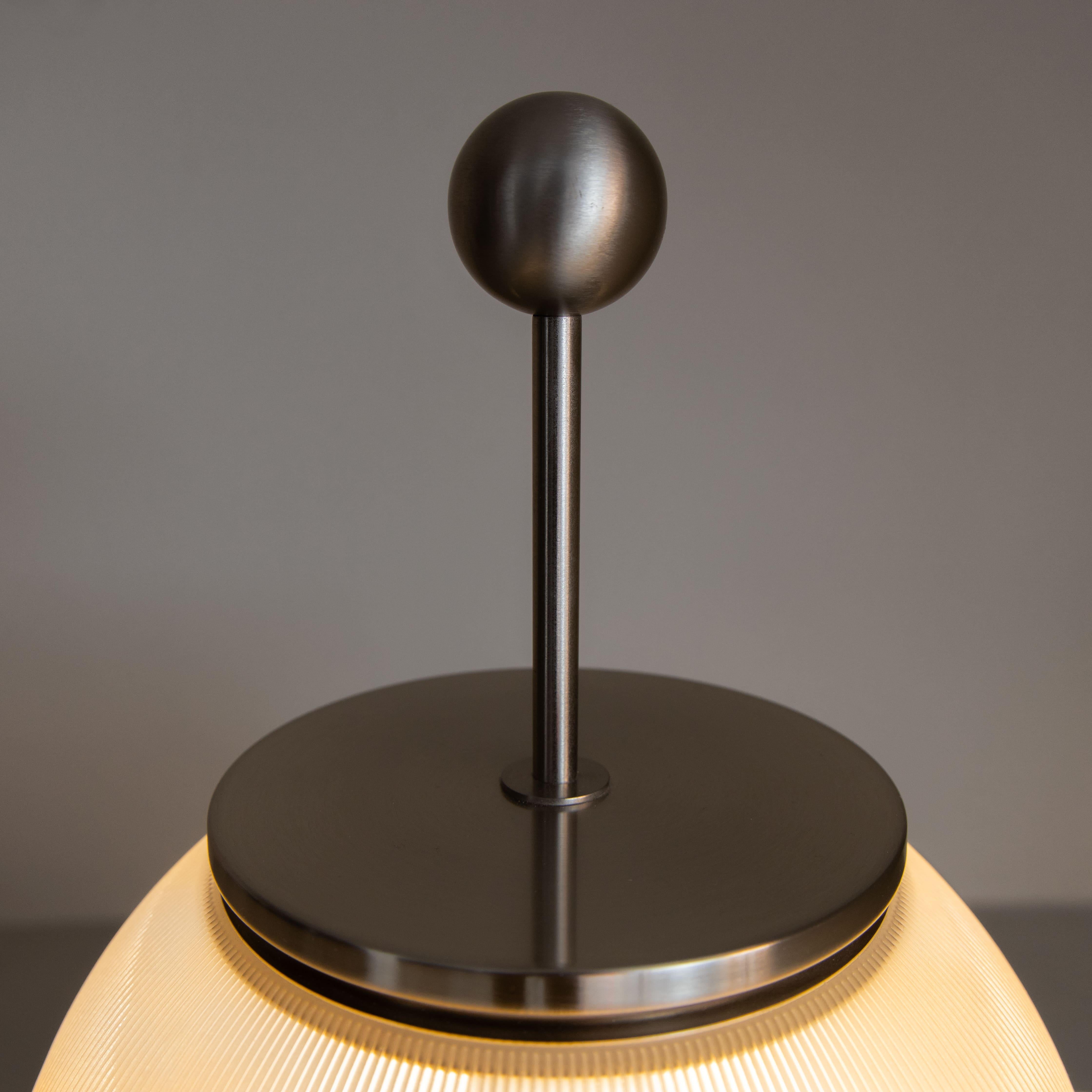 Lampada da tavolo Alfa, design di Sergio Mazza per Artemide, Italia, 1960. Storico pezzo pensato nel 1959 e realizzato nel 1960 come prima produzione di Artemide. La lampada Alfa unisce marmo e cristallo in un design elegante, tipicamente