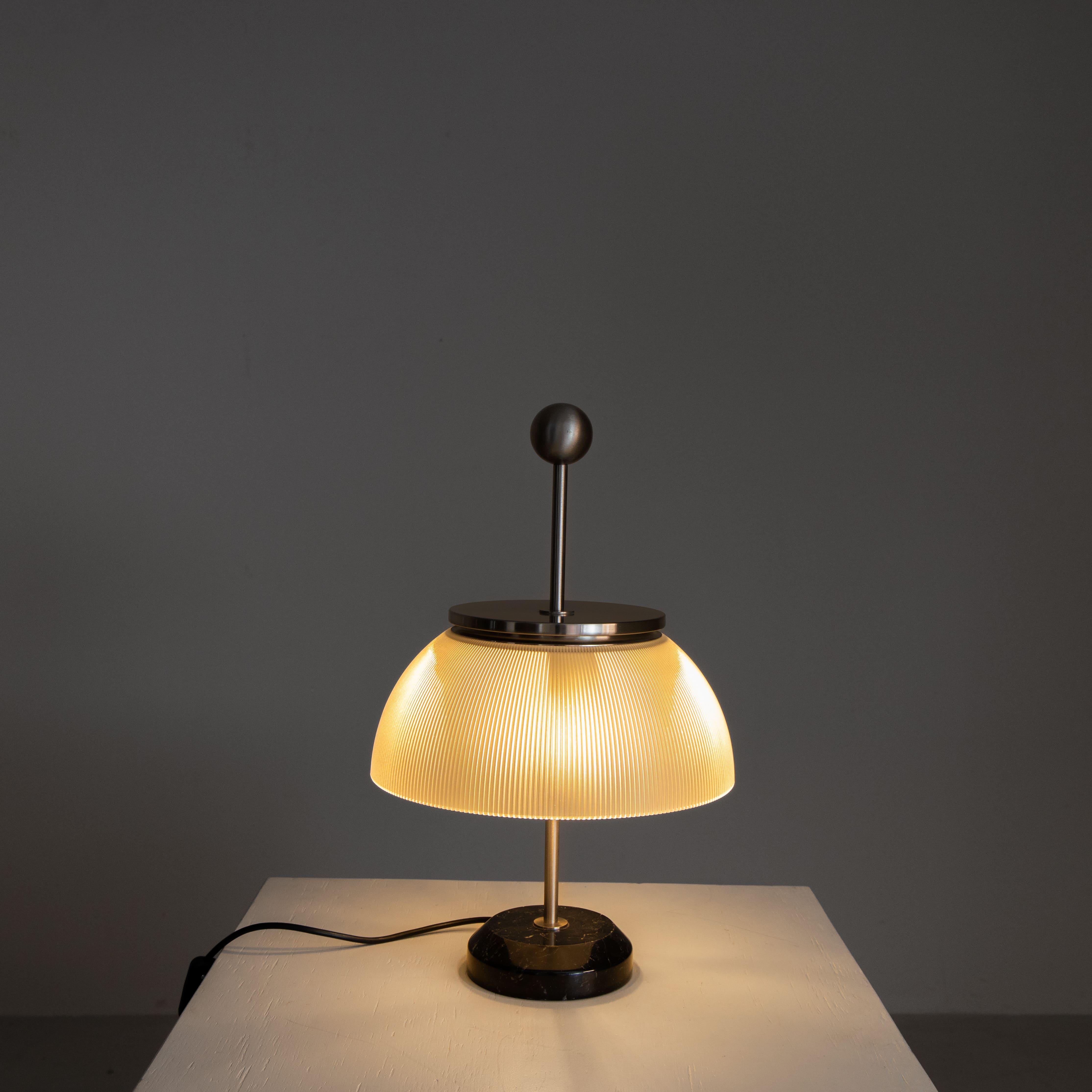 Lampada da tavolo Alfa, Sergio Mazza, Artemide en Bueno estado para la venta en Milano, Lombardia