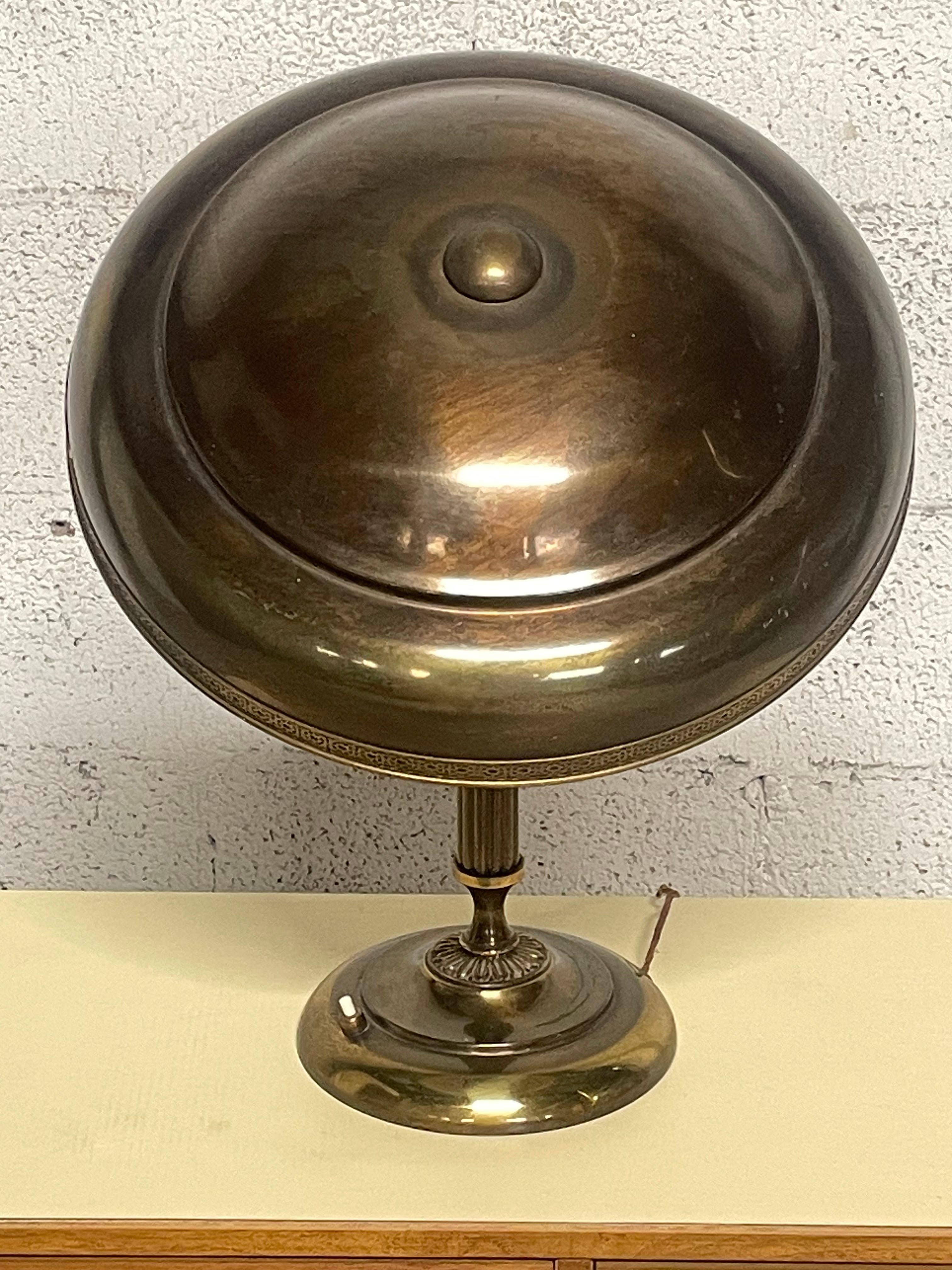 Lampada da tavolo anni '40 in ottone For Sale 9