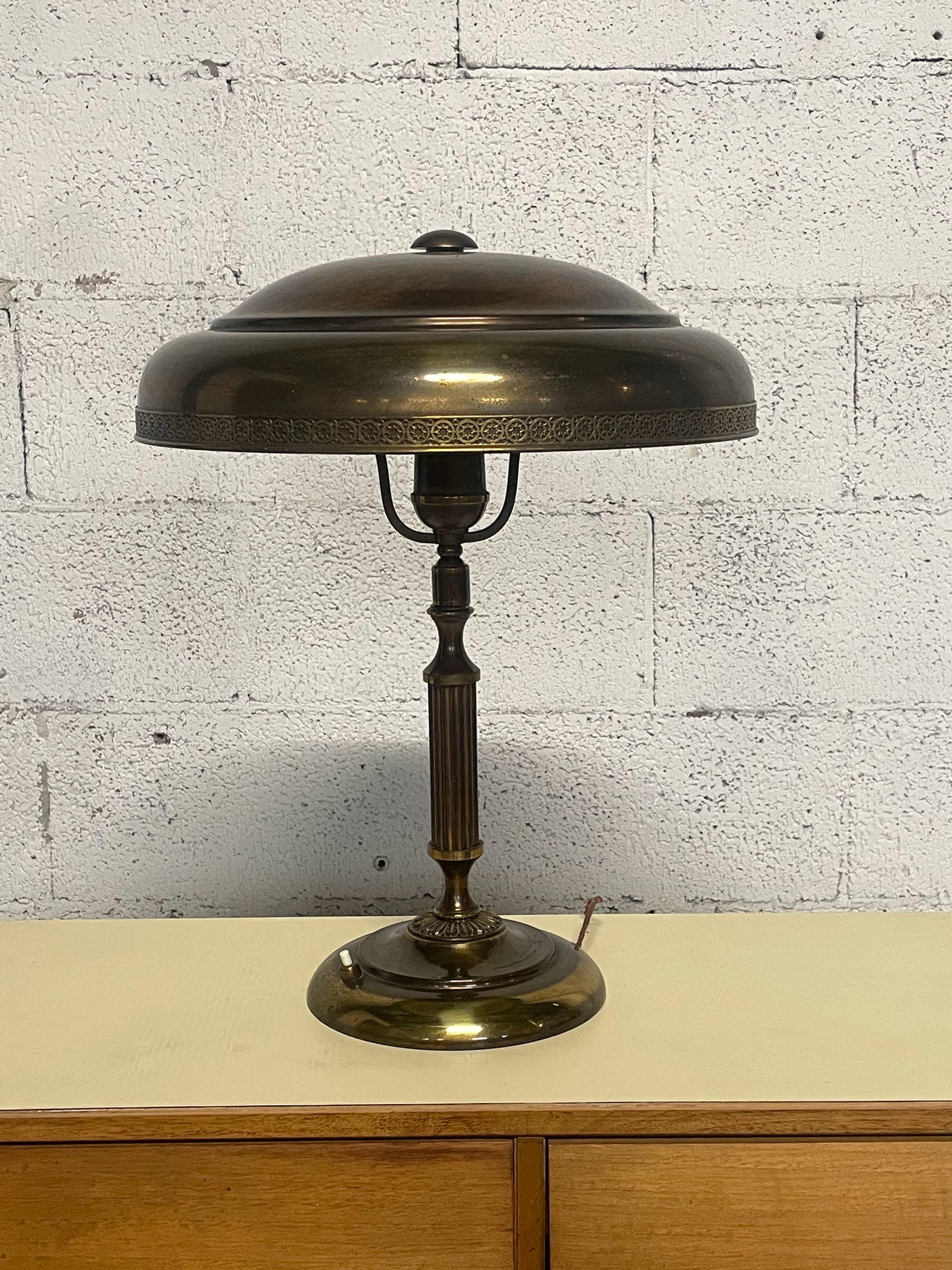 Grande lampada da tavolo anni '40 interamente in ottone.
Il cappello è orientabile.
Filo e accensione ancora originali.