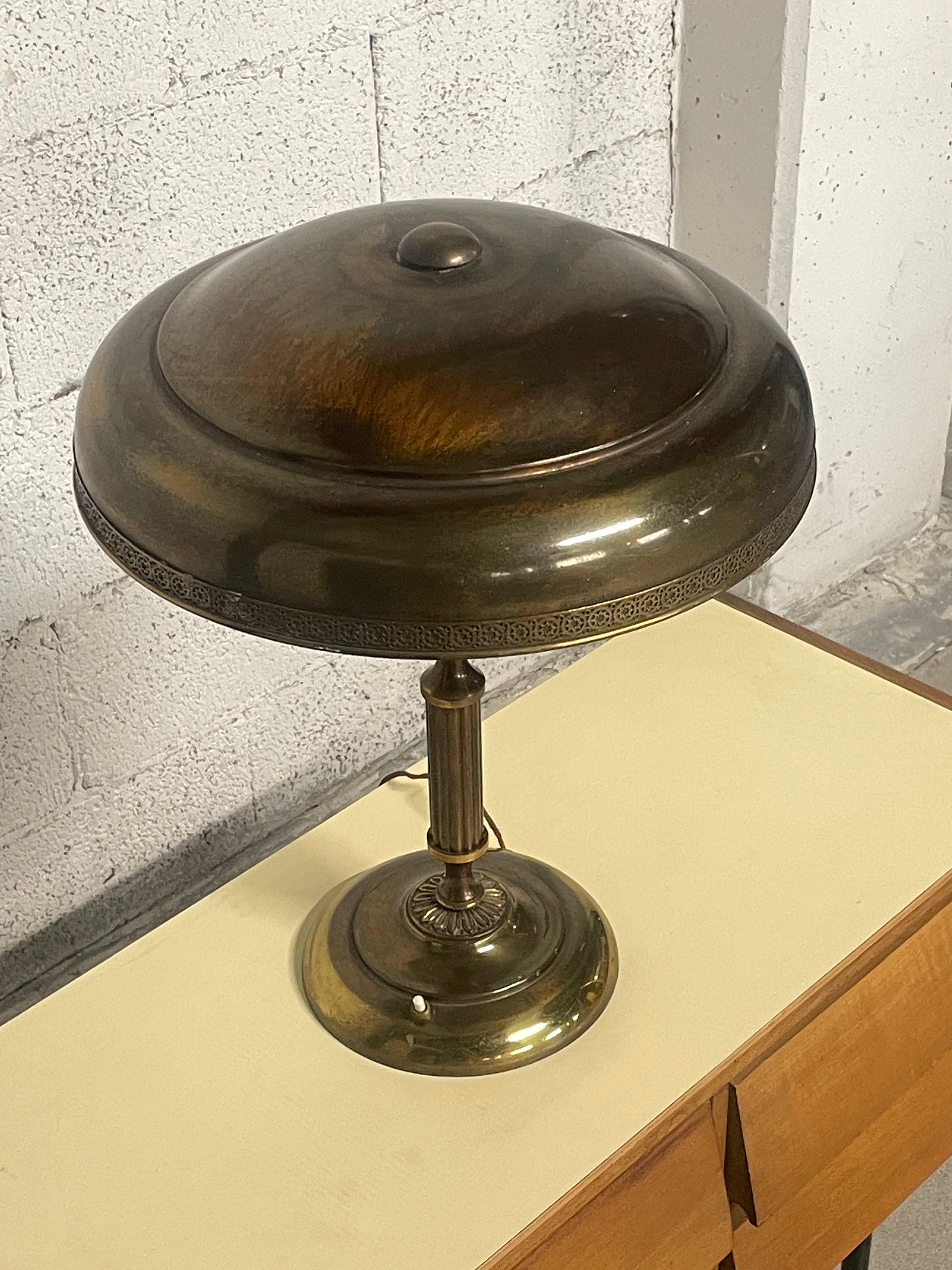 20th Century Lampada da tavolo anni '40 in ottone For Sale