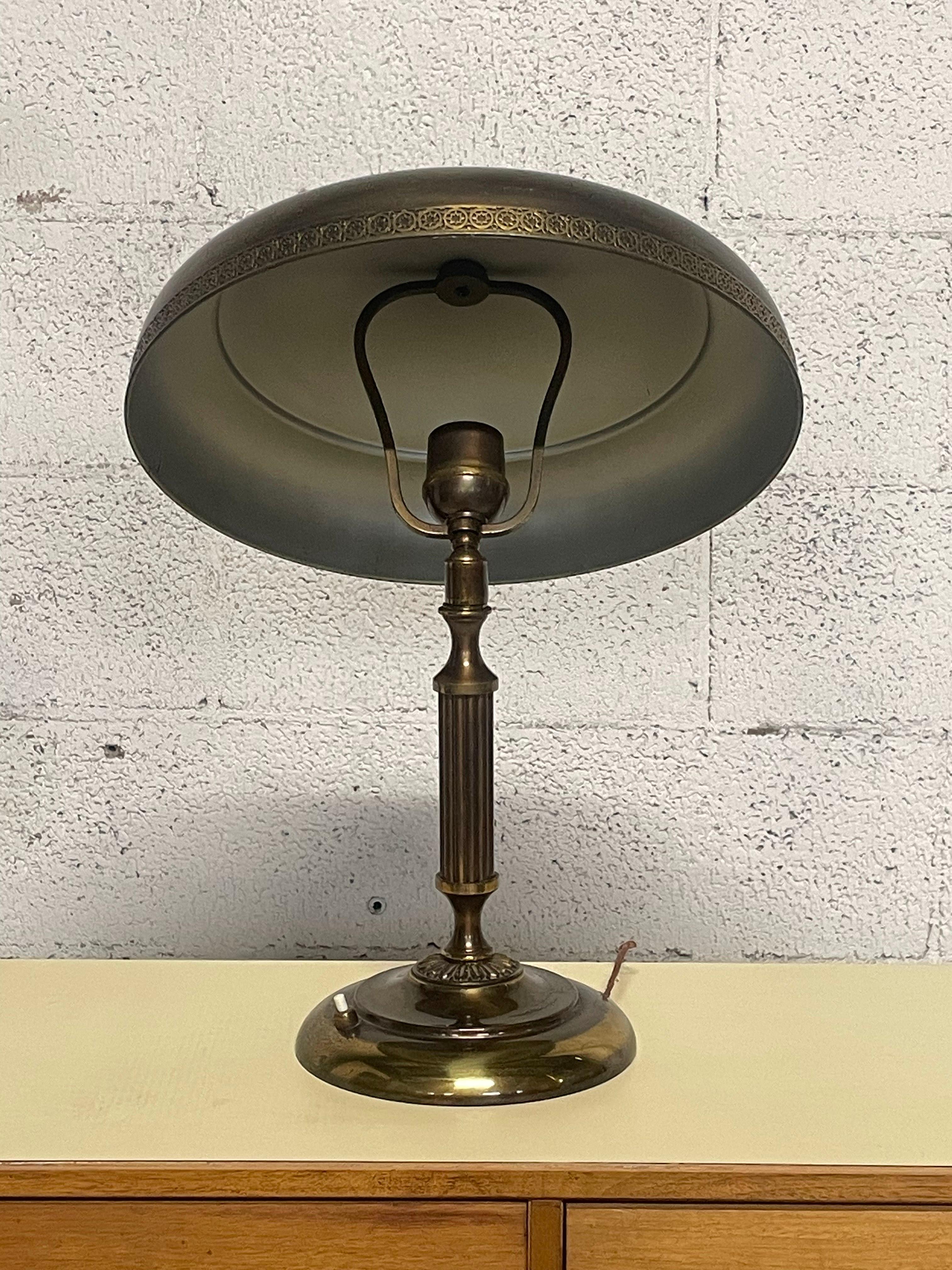 Lampada da tavolo anni '40 in ottone For Sale 4
