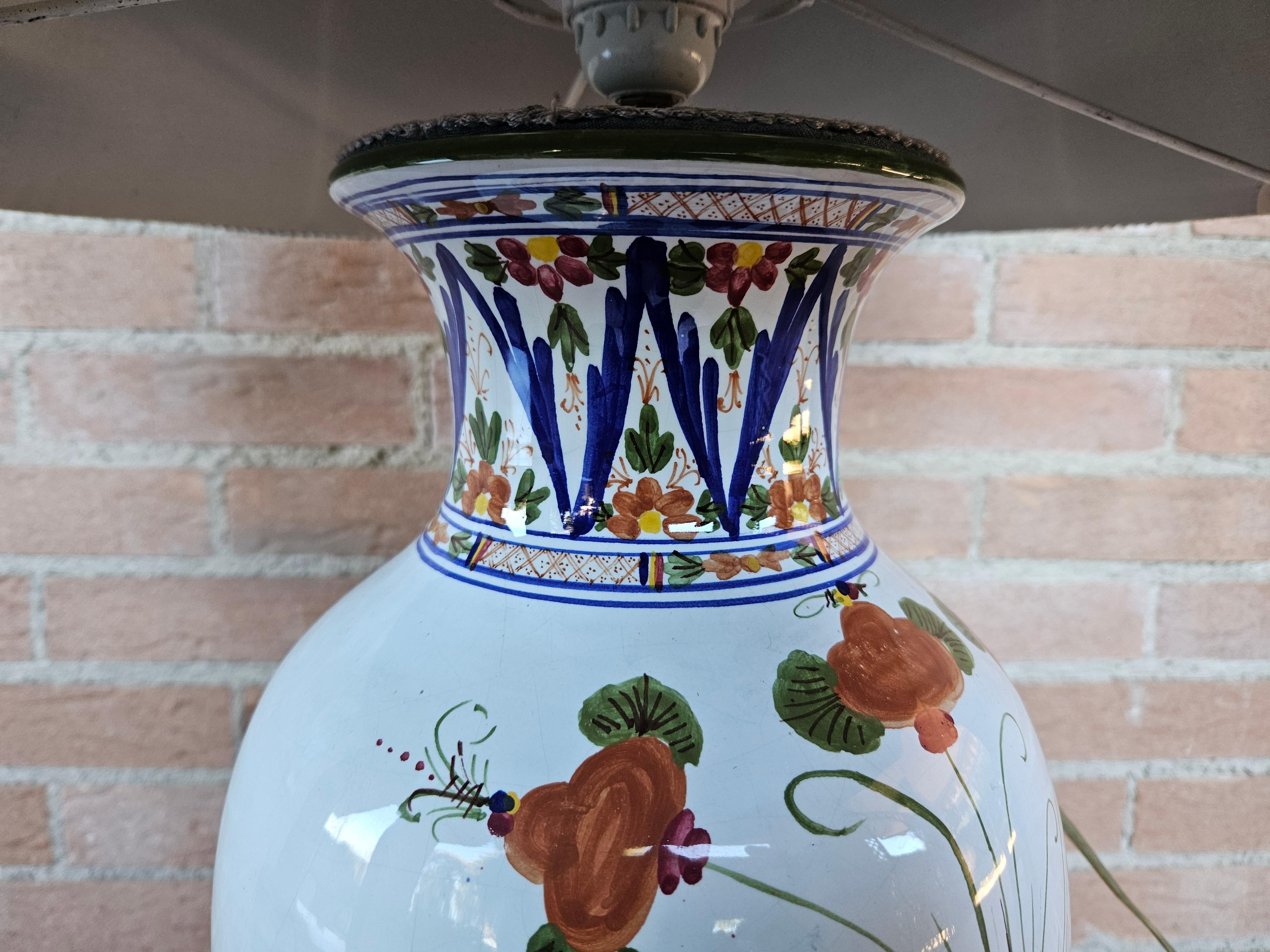 1950s ceramic table lamp with floral decorations For Sale 3