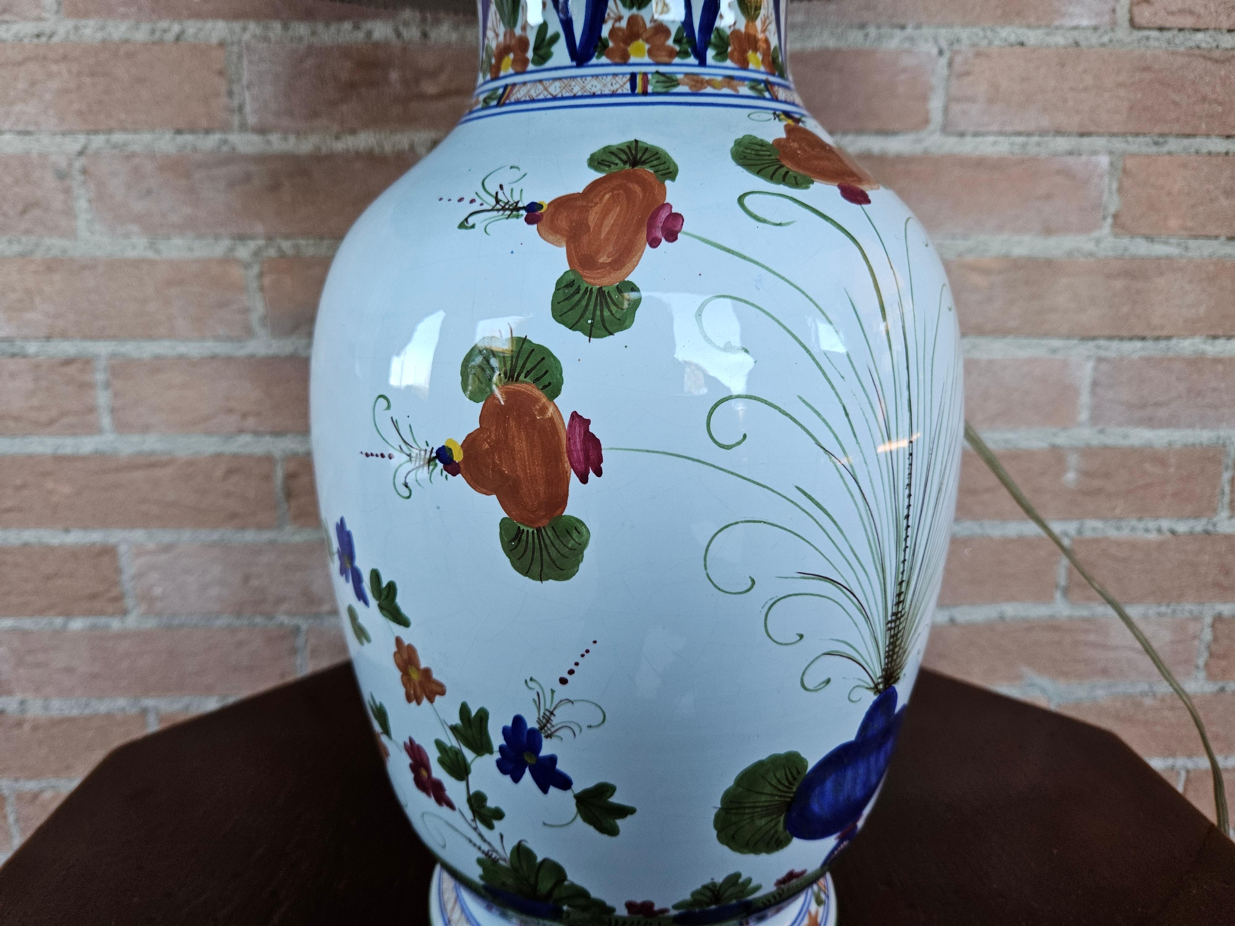 1950s ceramic table lamp with floral decorations For Sale 4