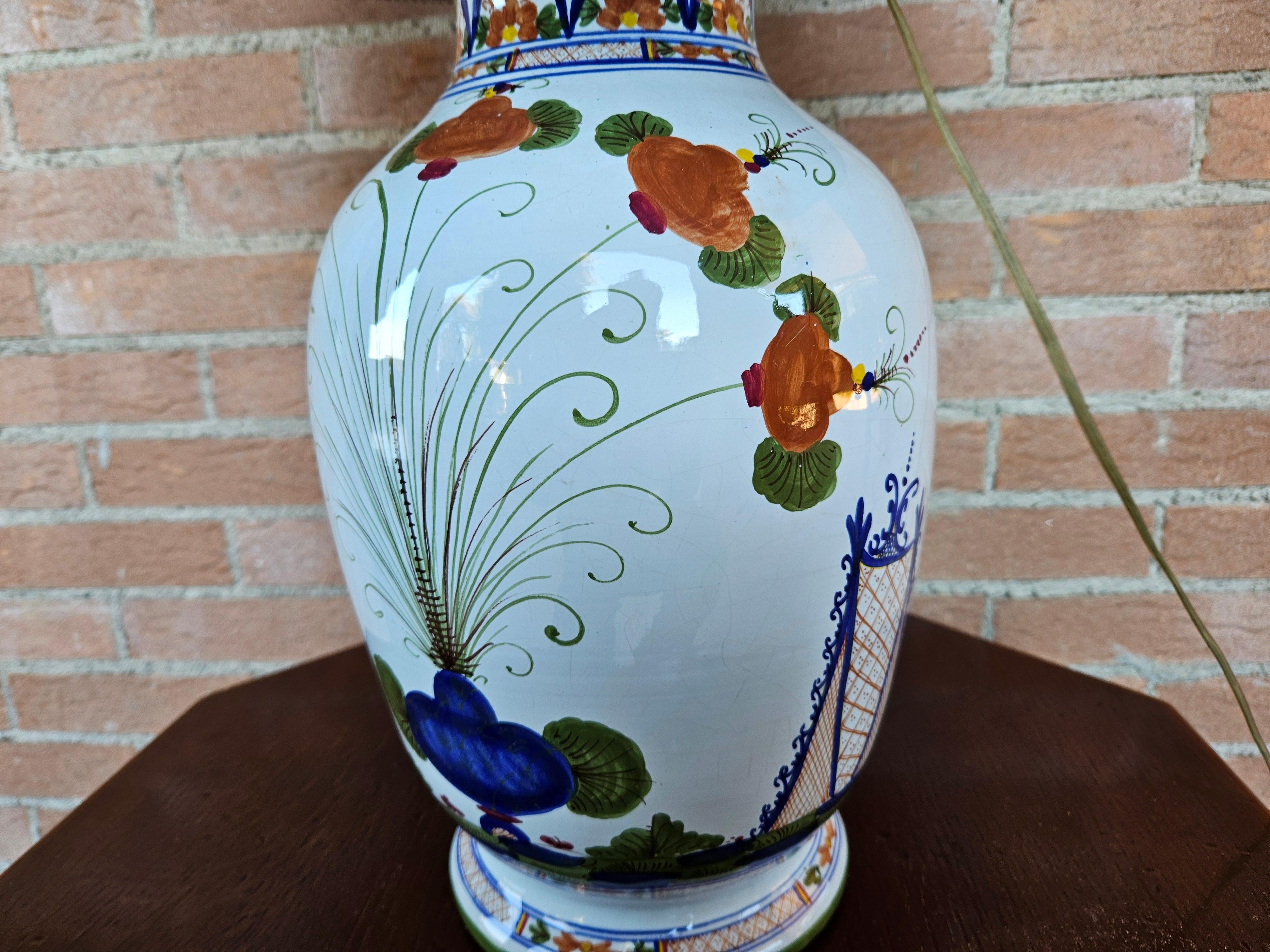 1950s ceramic table lamp with floral decorations For Sale 7