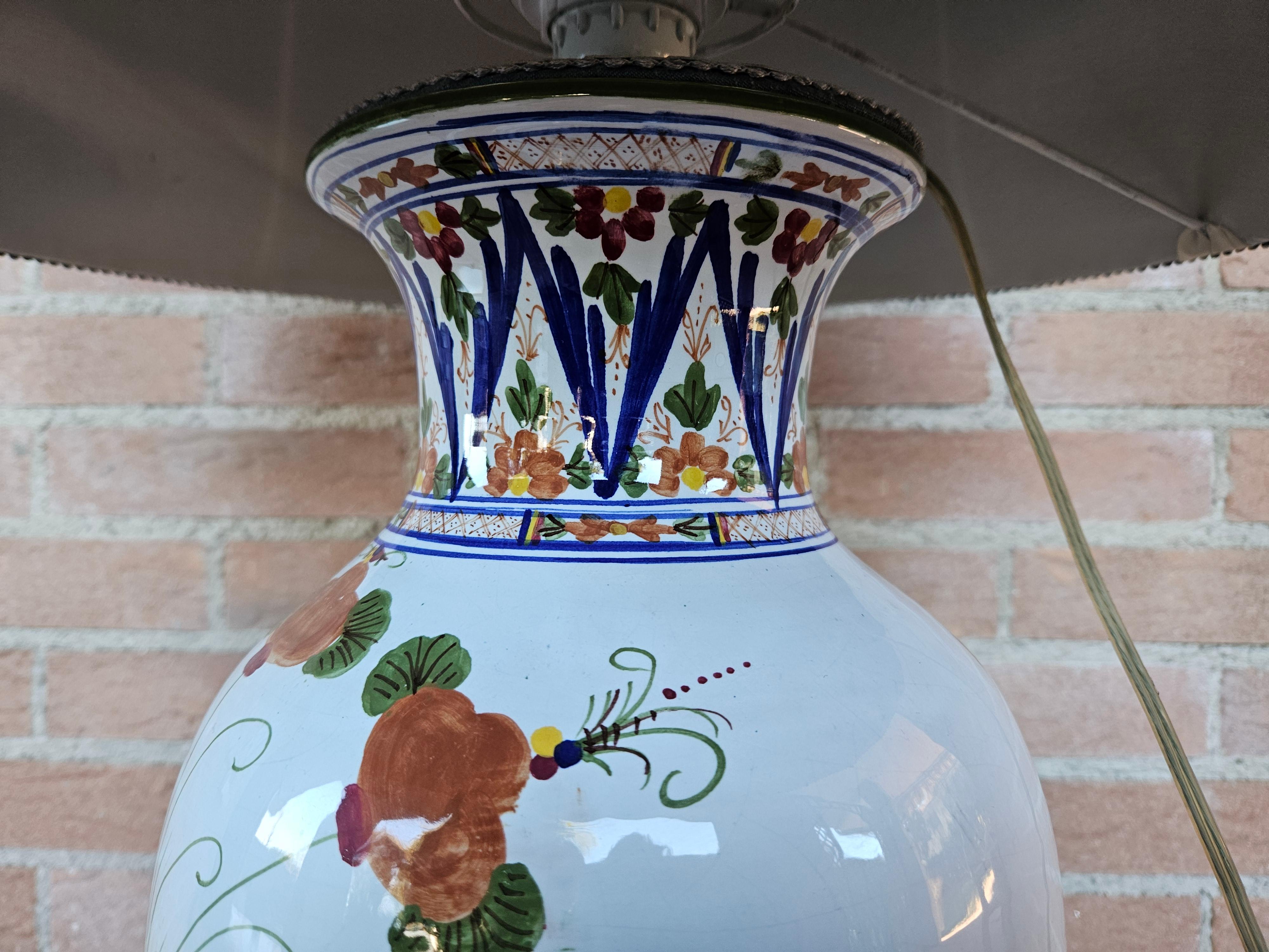 1950s ceramic table lamp with floral decorations For Sale 8