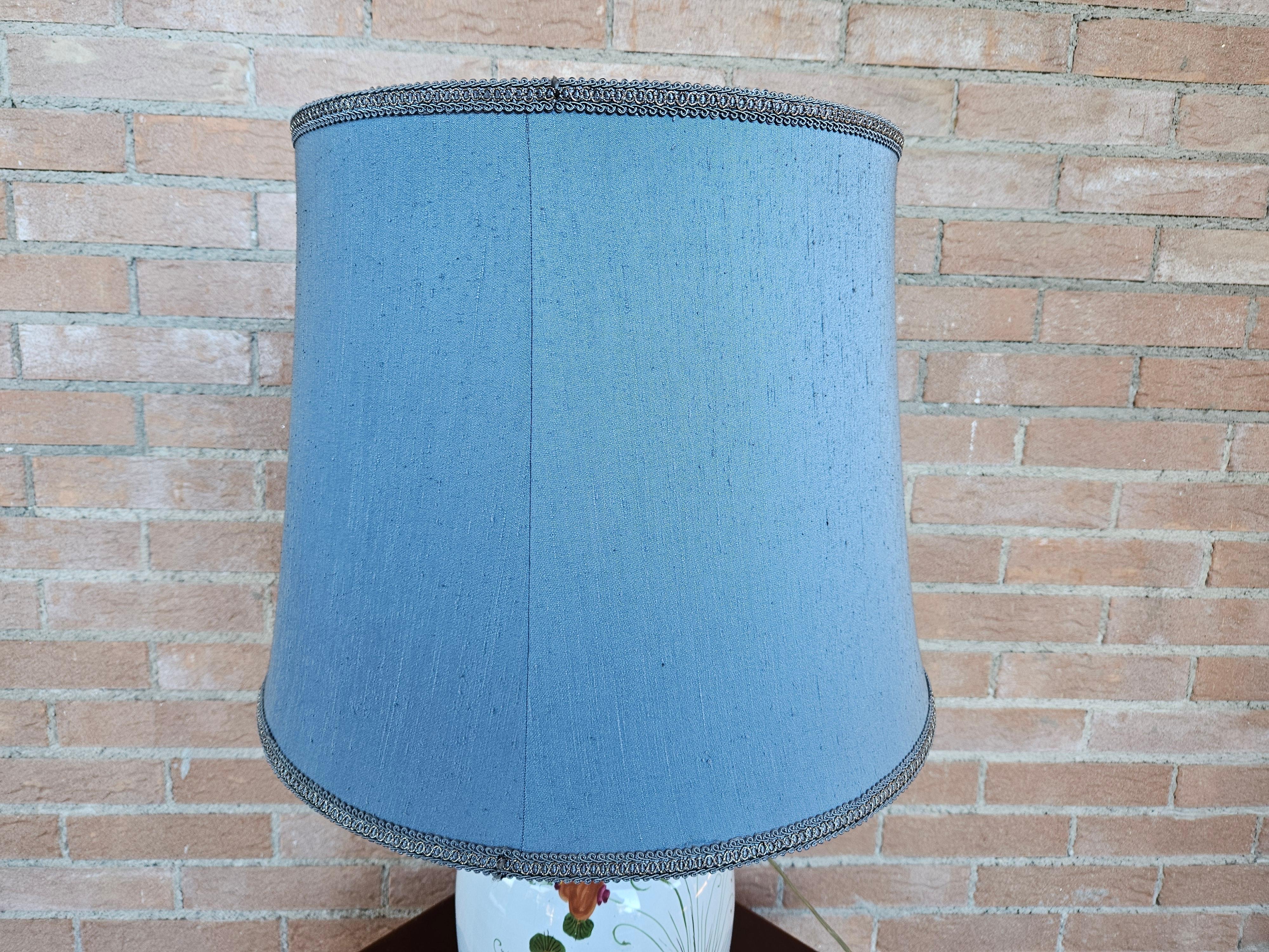 1950s ceramic table lamp with floral decorations For Sale 1
