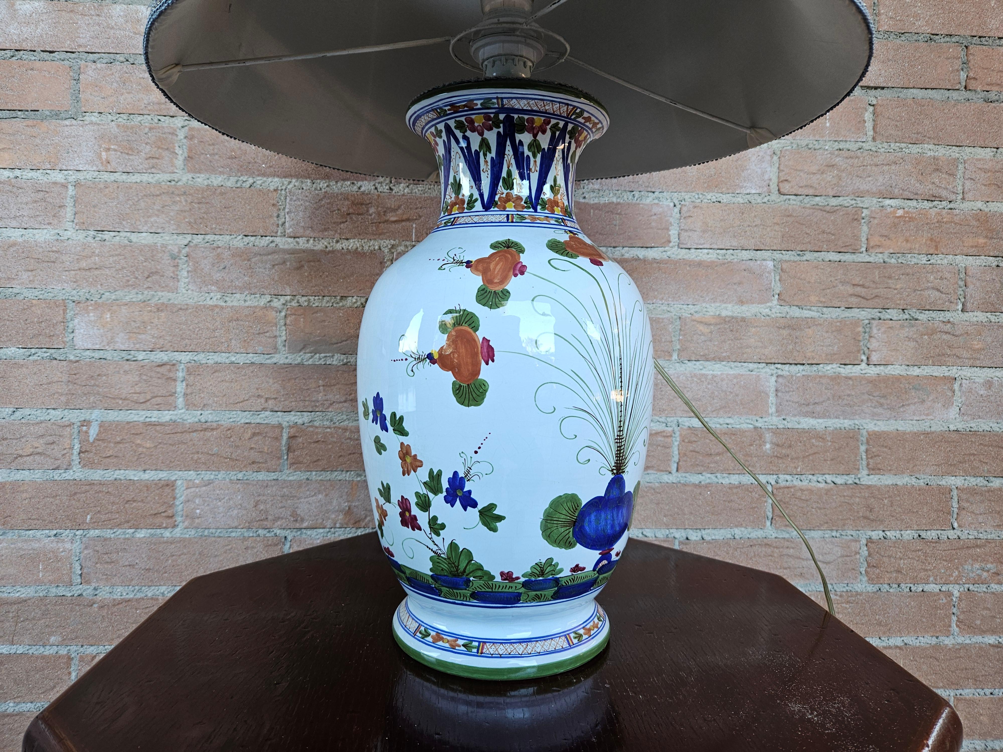1950s ceramic table lamp with floral decorations For Sale 2