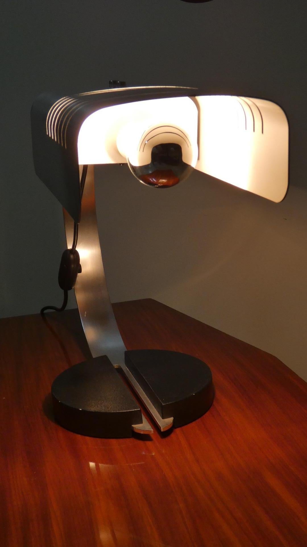 Italian 1970s table lamp by Linea T For Sale