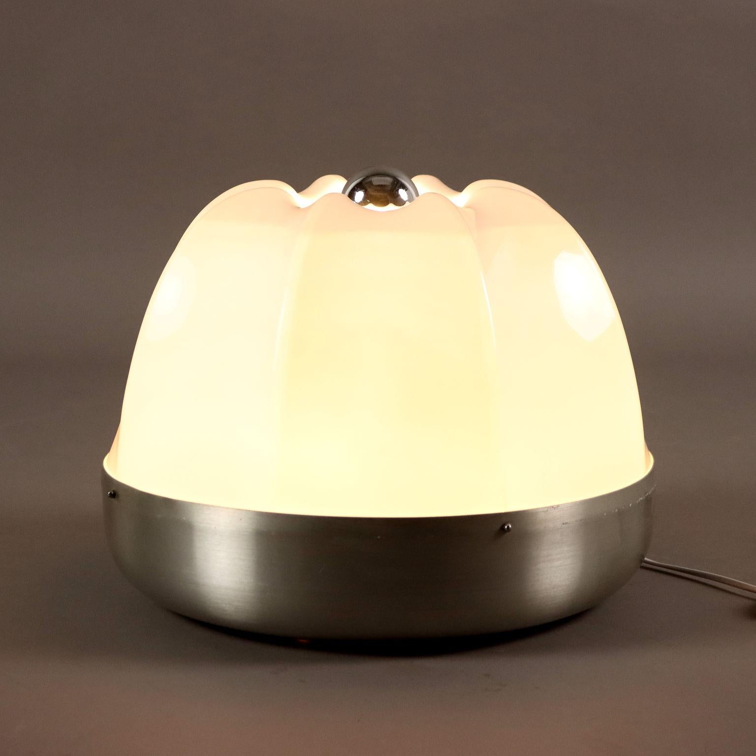 Lámpara de luz difusa, aluminio cromado, metacrilato. 