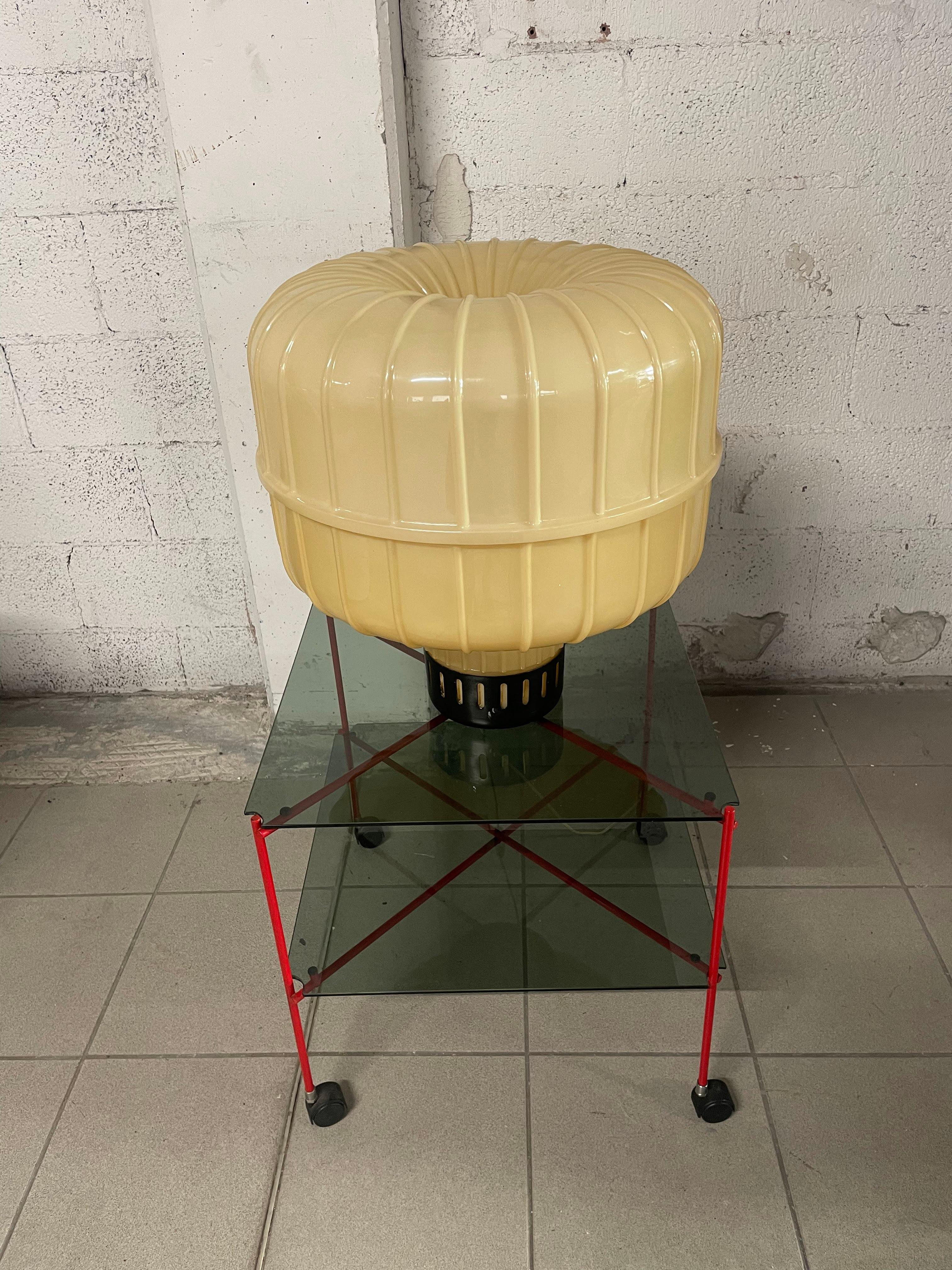 1970s table lamp with large plastic shade and black painted metal base.

Wire, switch and plug still original.
Fits an E27 bulb