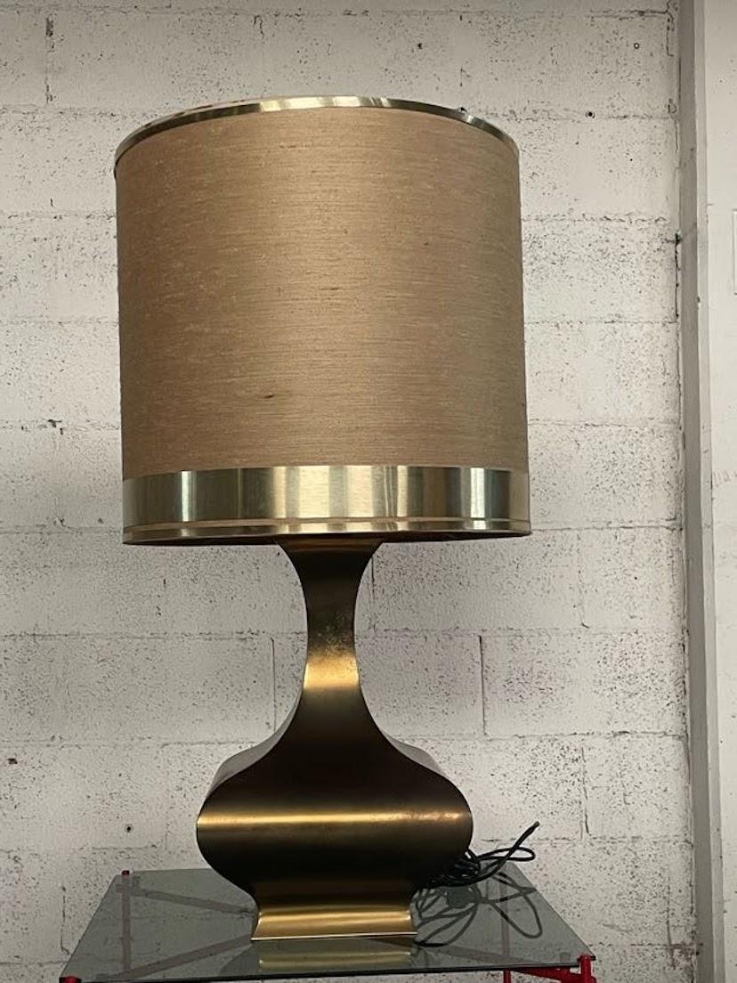 Regency-style table lamp dating from the 1970s.

Brass frame with original fabric lampshade.

The lamp expresses the character of its style, which is timeless elegance, sensual, sumptuous but absolutely comfortable.

We recommend redoing the