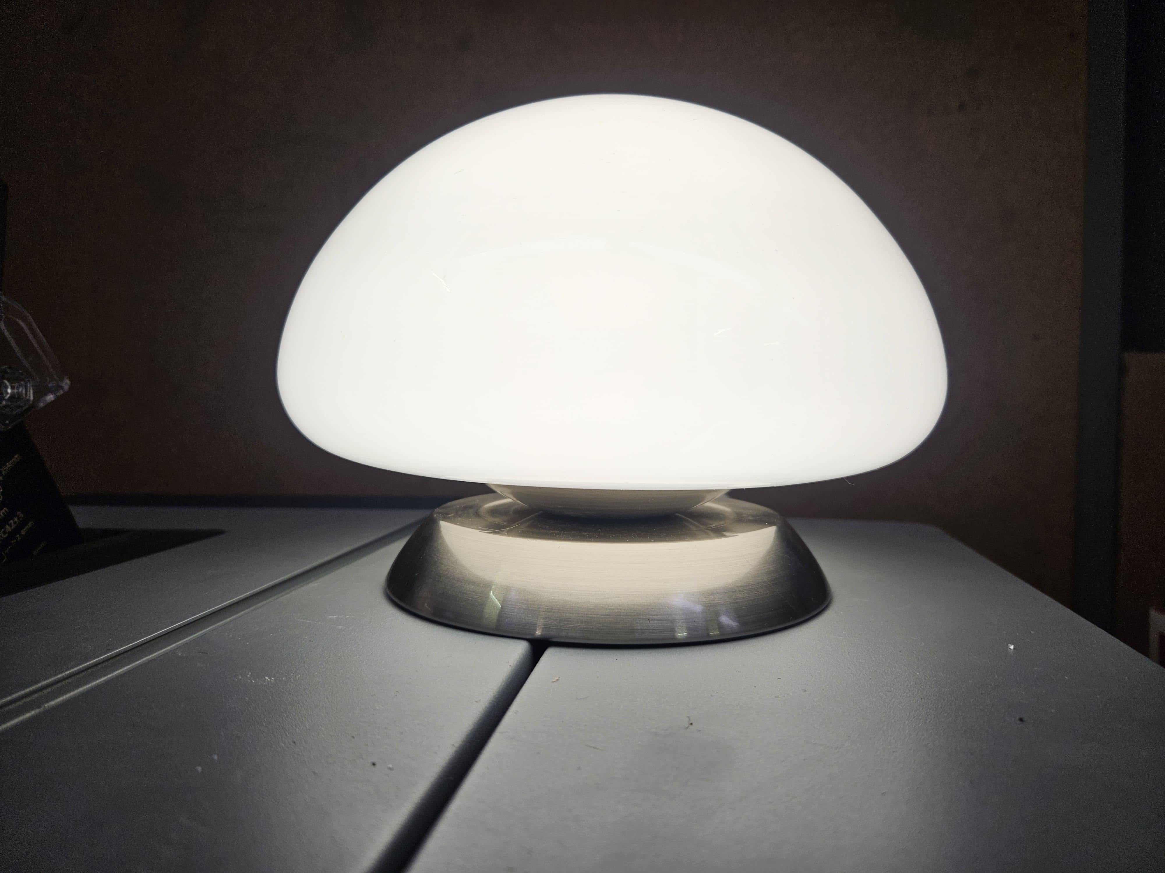 Lampe de table en verre blanc des années 1970 avec interrupteur à effleurement en vente 3