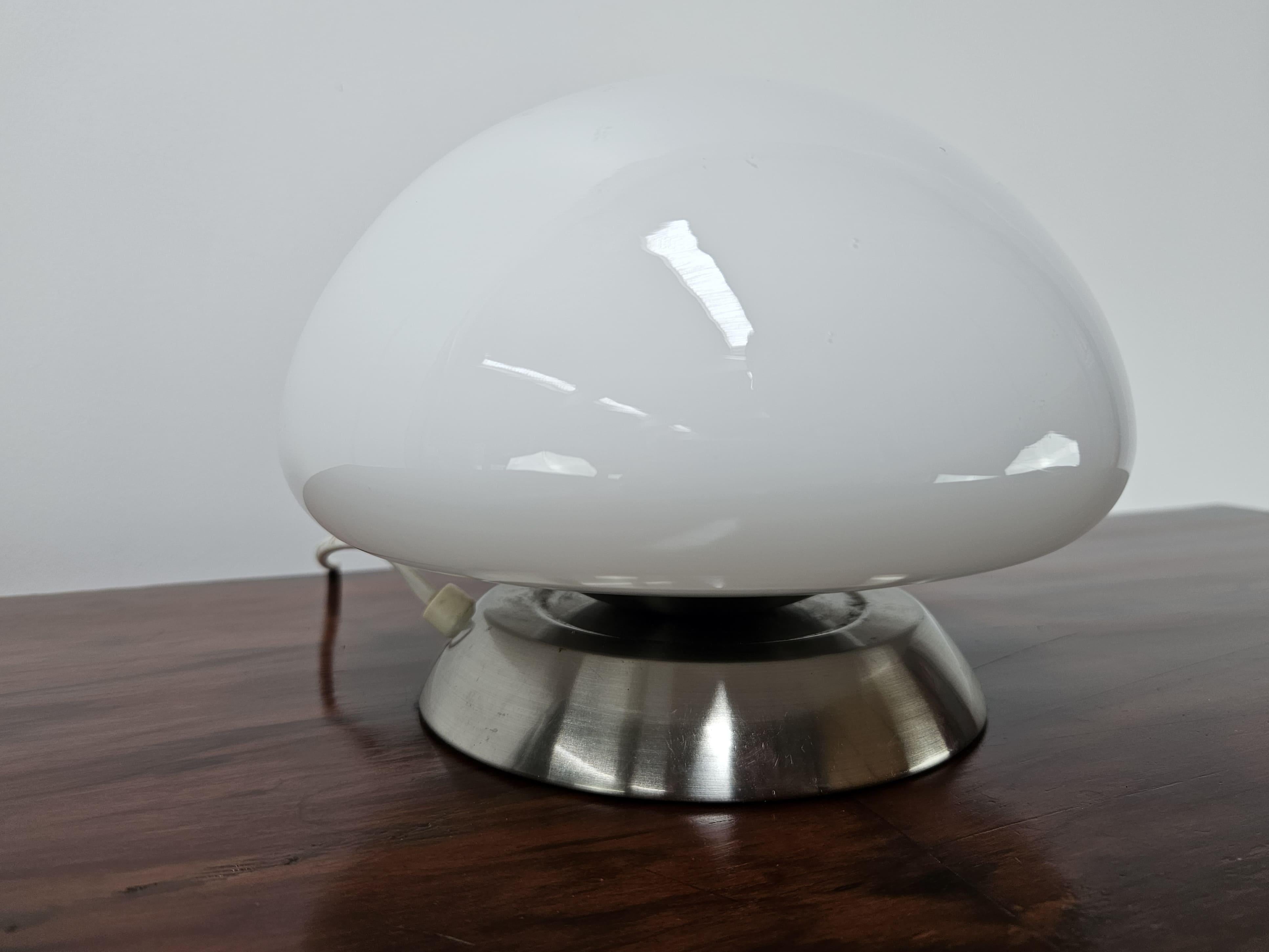 Mid-Century Modern Lampe de table en verre blanc des années 1970 avec interrupteur à effleurement en vente