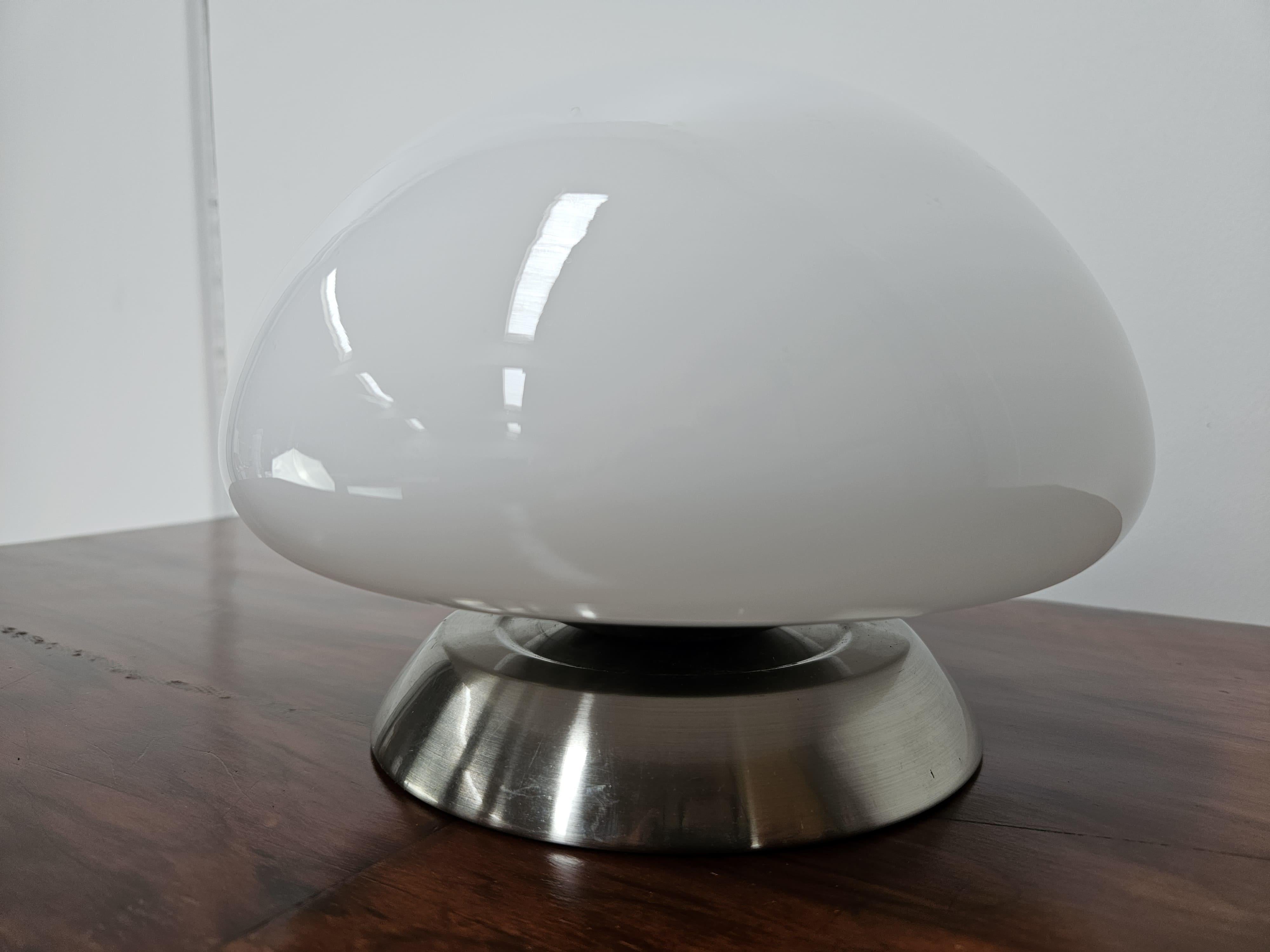 Italian Lampe de table en verre blanc des années 1970 avec interrupteur à effleurement en vente
