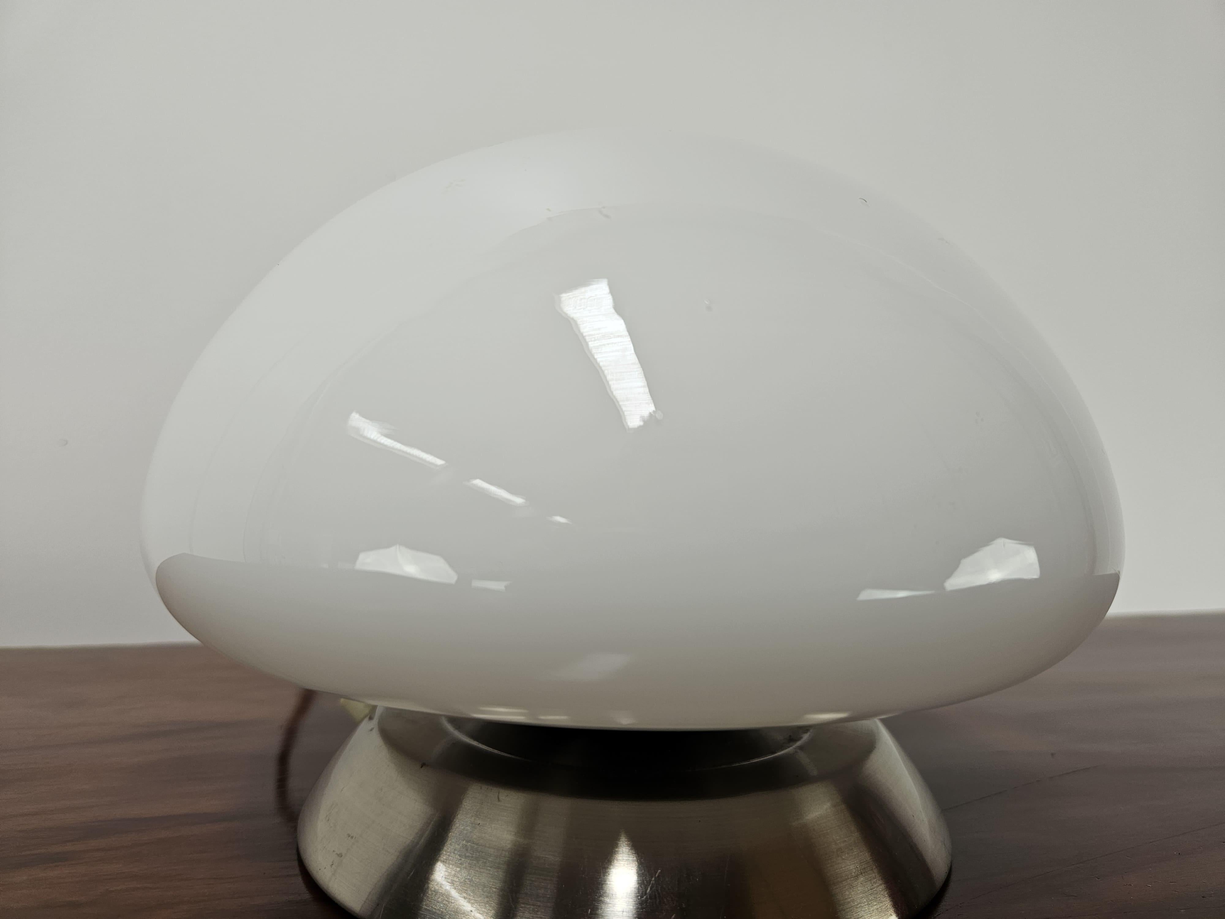Lampe de table en verre blanc des années 1970 avec interrupteur à effleurement Bon état - En vente à Premariacco, IT