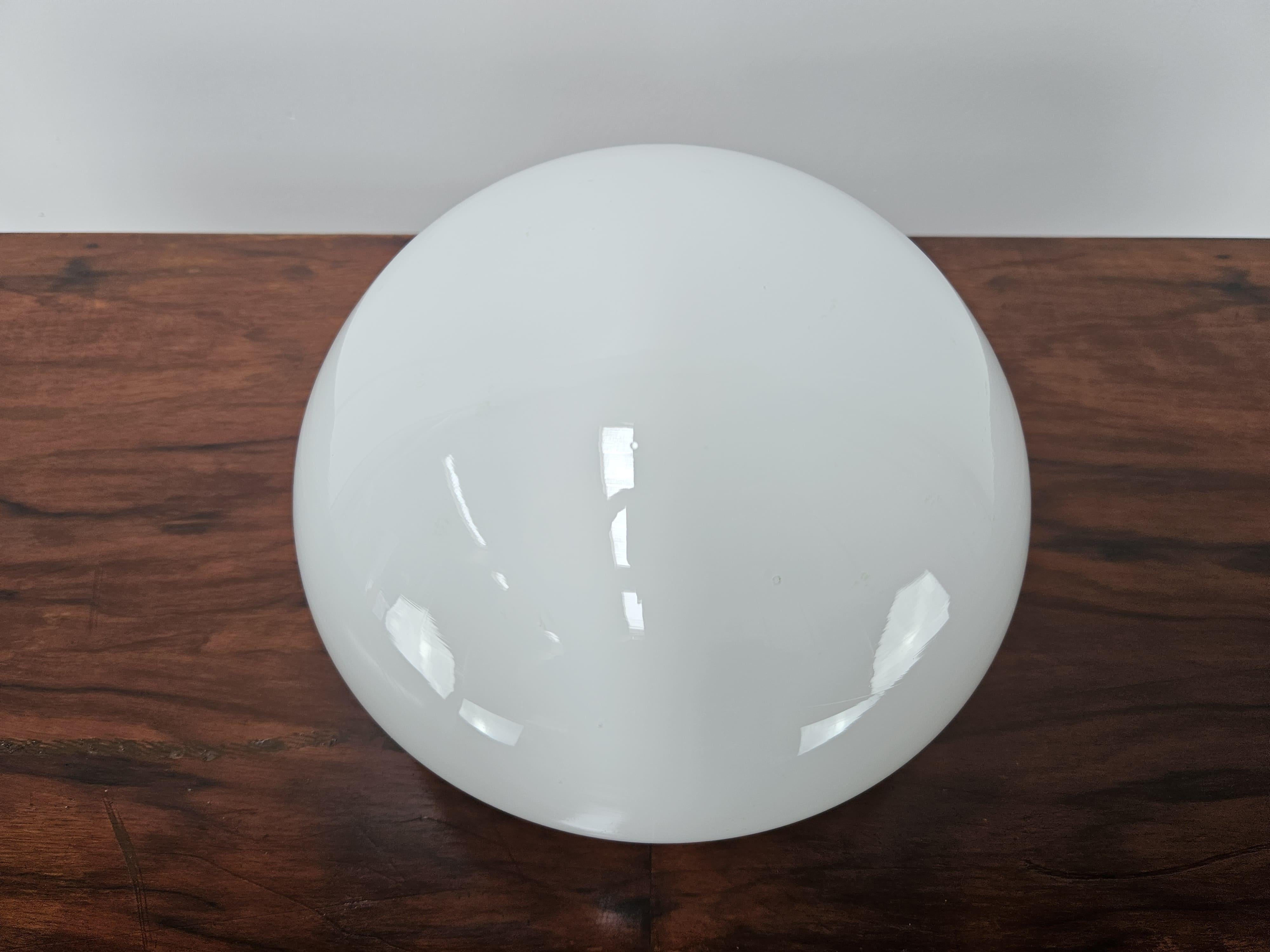 Late 20th Century Lampe de table en verre blanc des années 1970 avec interrupteur à effleurement en vente