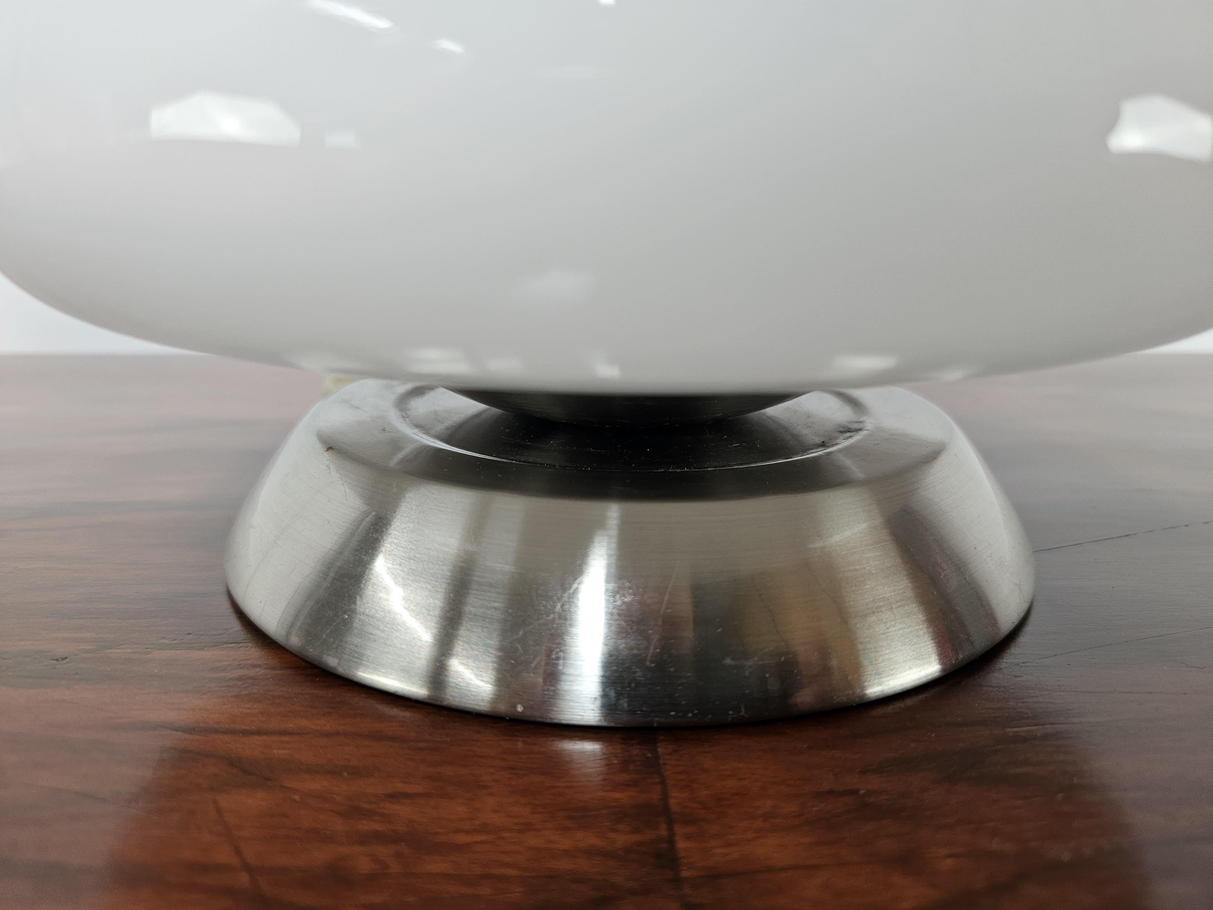 Métal Lampe de table en verre blanc des années 1970 avec interrupteur à effleurement en vente