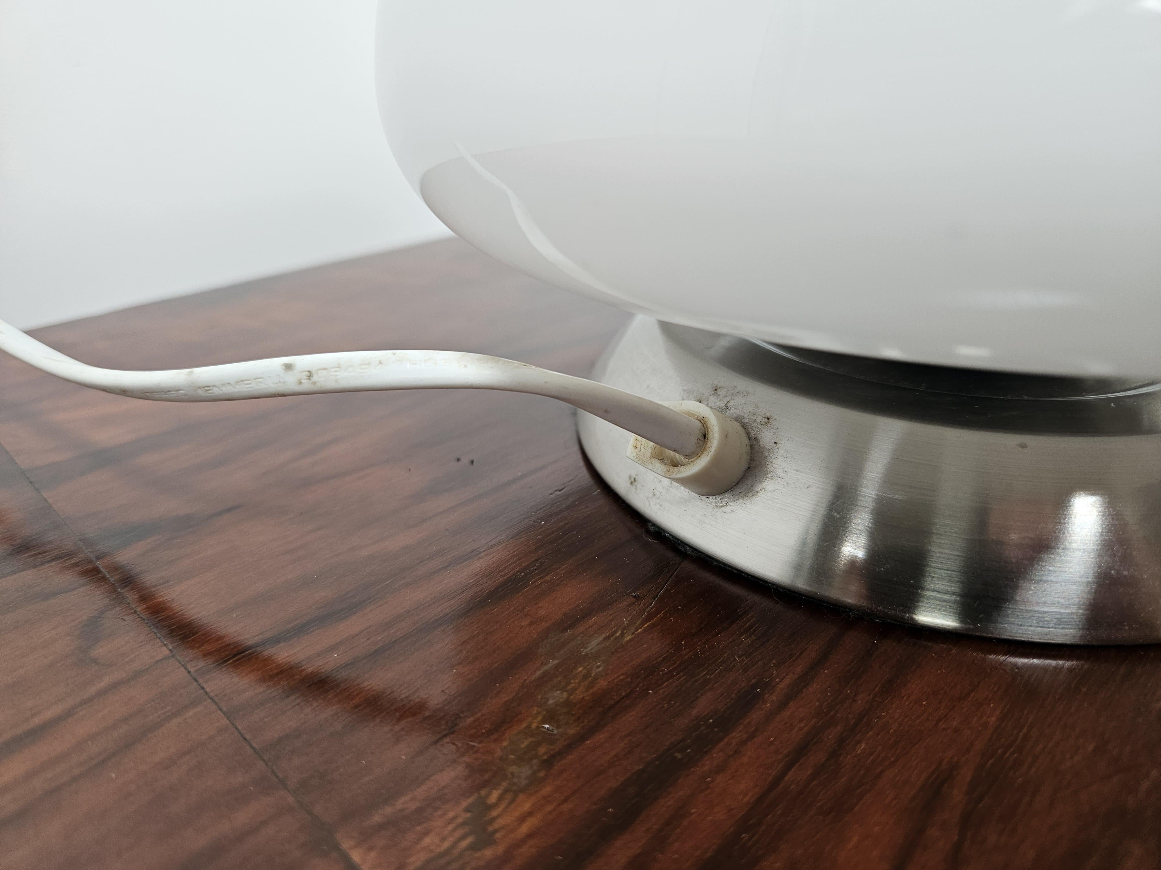 Lampe de table en verre blanc des années 1970 avec interrupteur à effleurement en vente 1