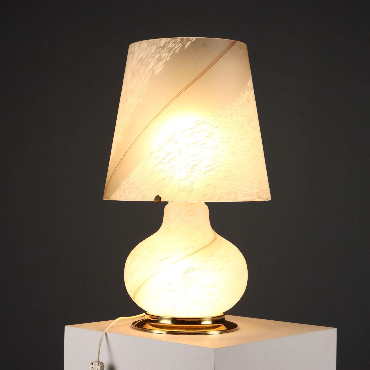 Lámpara de mesa grande de cristal de Murano trabajado con base de latón. 3 bombillas con casquillo E14 en el interior y 1 bombilla con casquillo E27 en la parte superior.