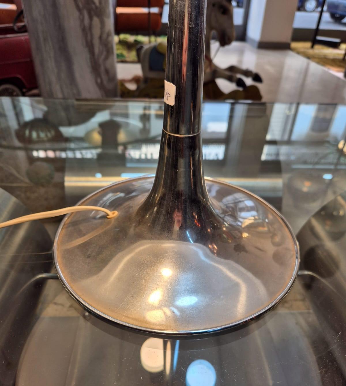 Modern antique table lamp, circa 1970s. The lamp has a metal base and a white plastic shade with three light points that give the room an 'elegant atmosphere.