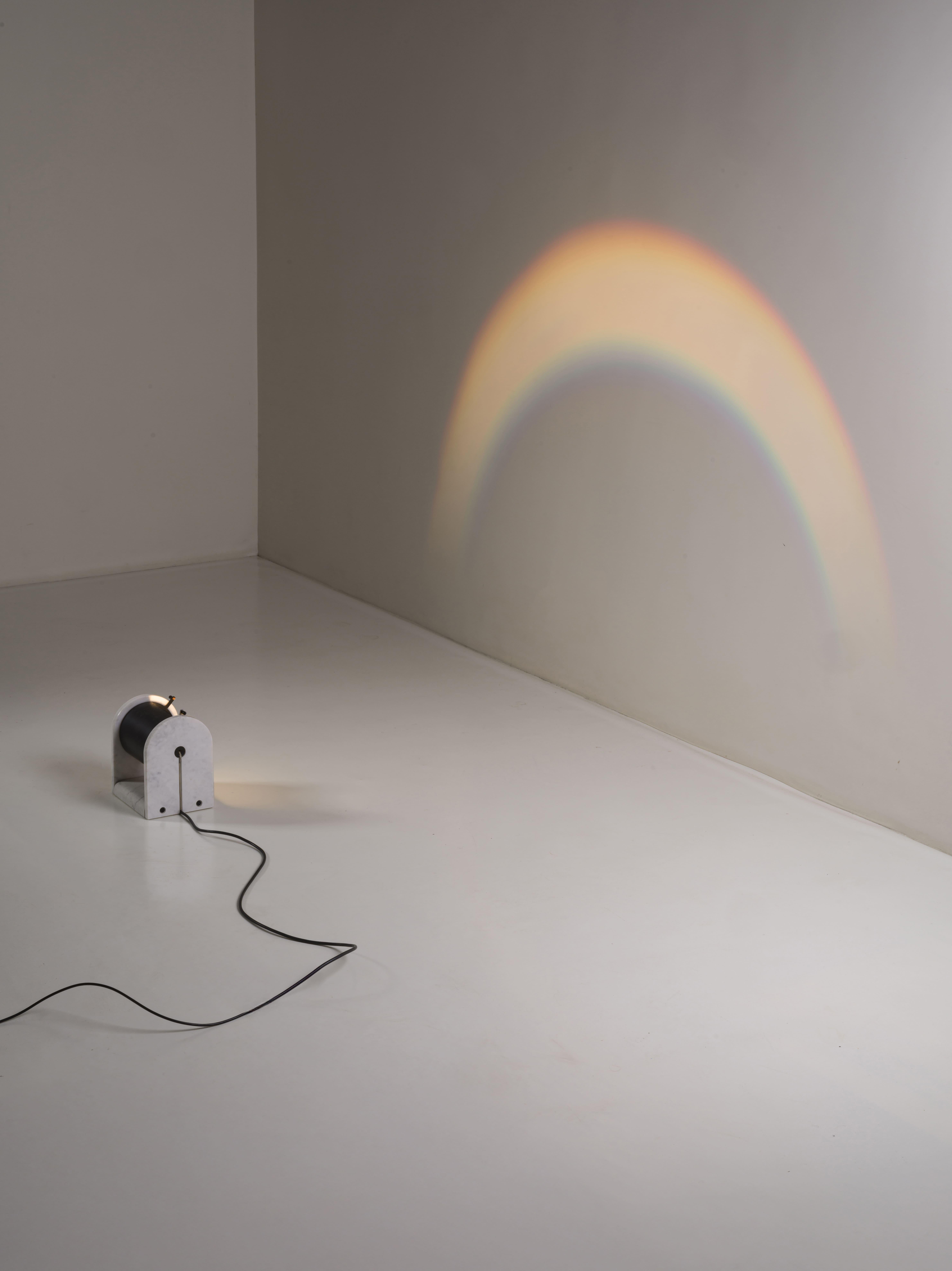 Originale prima edizione della lampada da tavolo di design radicale modello  'Arc en Ciel' disegnata da Andrea Bellosi e prodotta da Studio Alchimea in Italia nel 1978.
La lampada è composta da due lati e una base in marmo di Carrara.
Al centro è