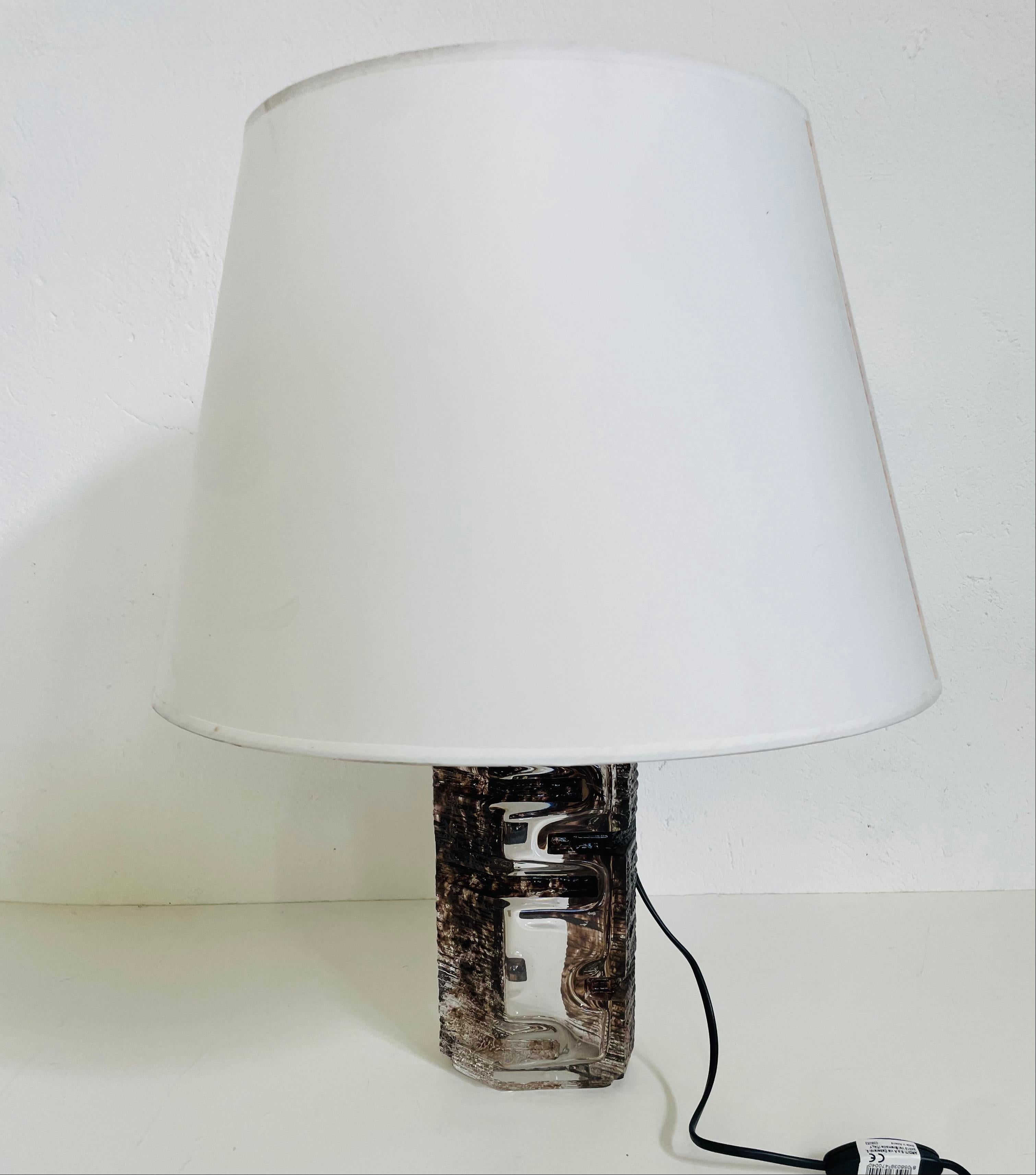 Une luxueuse lampe de table en cristal marron foncé, conçue par l'artiste français Cesar Baldaccini pour Daum, avec abat-jour comme indiqué sur la photo.
L'abat-jour, le support d'ampoule et le câble ont été remplacés et remis à neuf.