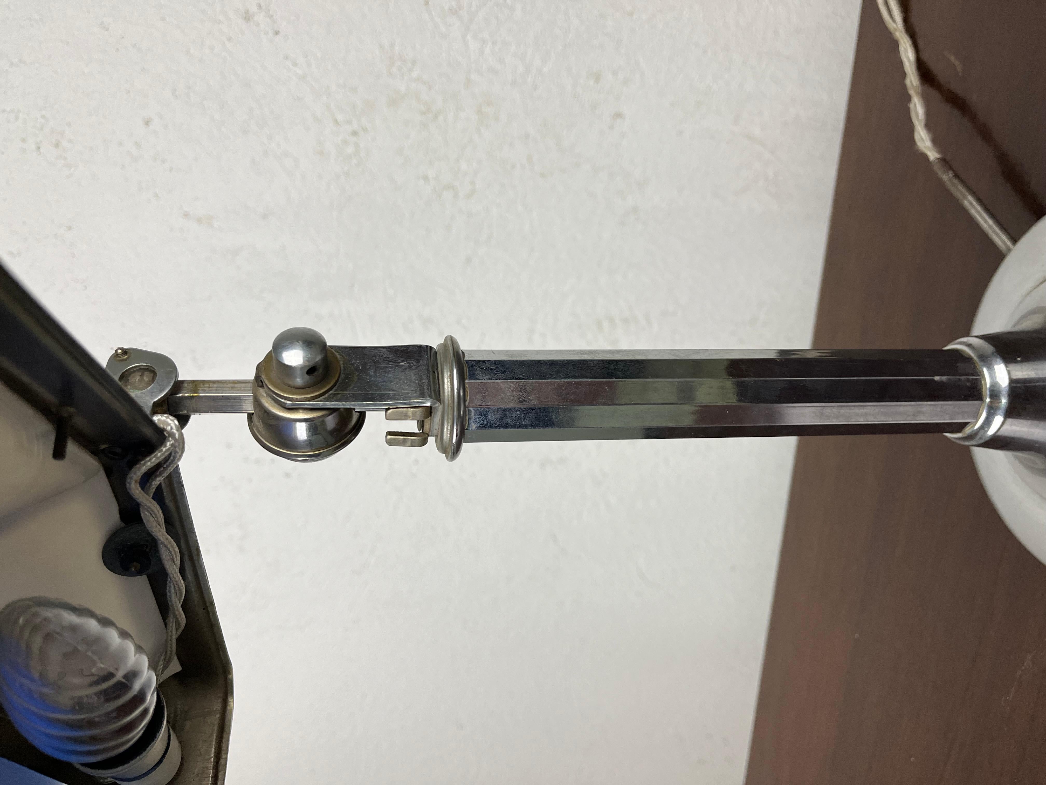 Extendable table lamp with steel frame and double glass shade, French Art Deco style produced by Pirouette in the 1930s.

The lamp has been thoroughly cleaned and is in excellent condition.

Measures 50 x 27 x 15 cm

FLO DESIGN guarantees carefully