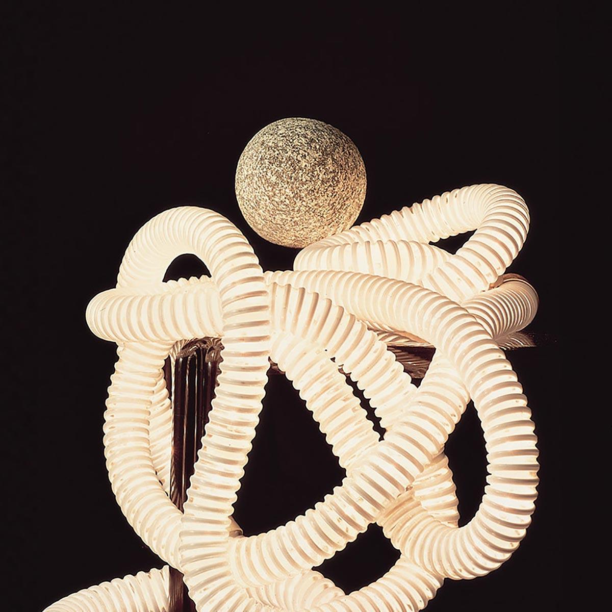 Table lamp from the Artemide production company designed by Livio Castiglioni and Gianfranco Frattini in the 1970s.

The structure is made of white plastic, with resin and synthetic material ends.

What makes this object unique is its flexibility,