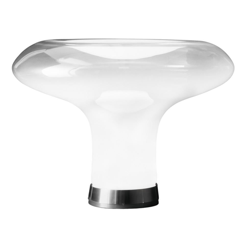 Lampada da tavolo modello Lesbo della casa produttrice Artemide, disegnata da Angelo Mangiarotti negli anni '70.
Il paralume e il diffusore sono realizzati a mano in vetro di Murano e la base in metallo lucido.
La Lampada ha una particolare forma di